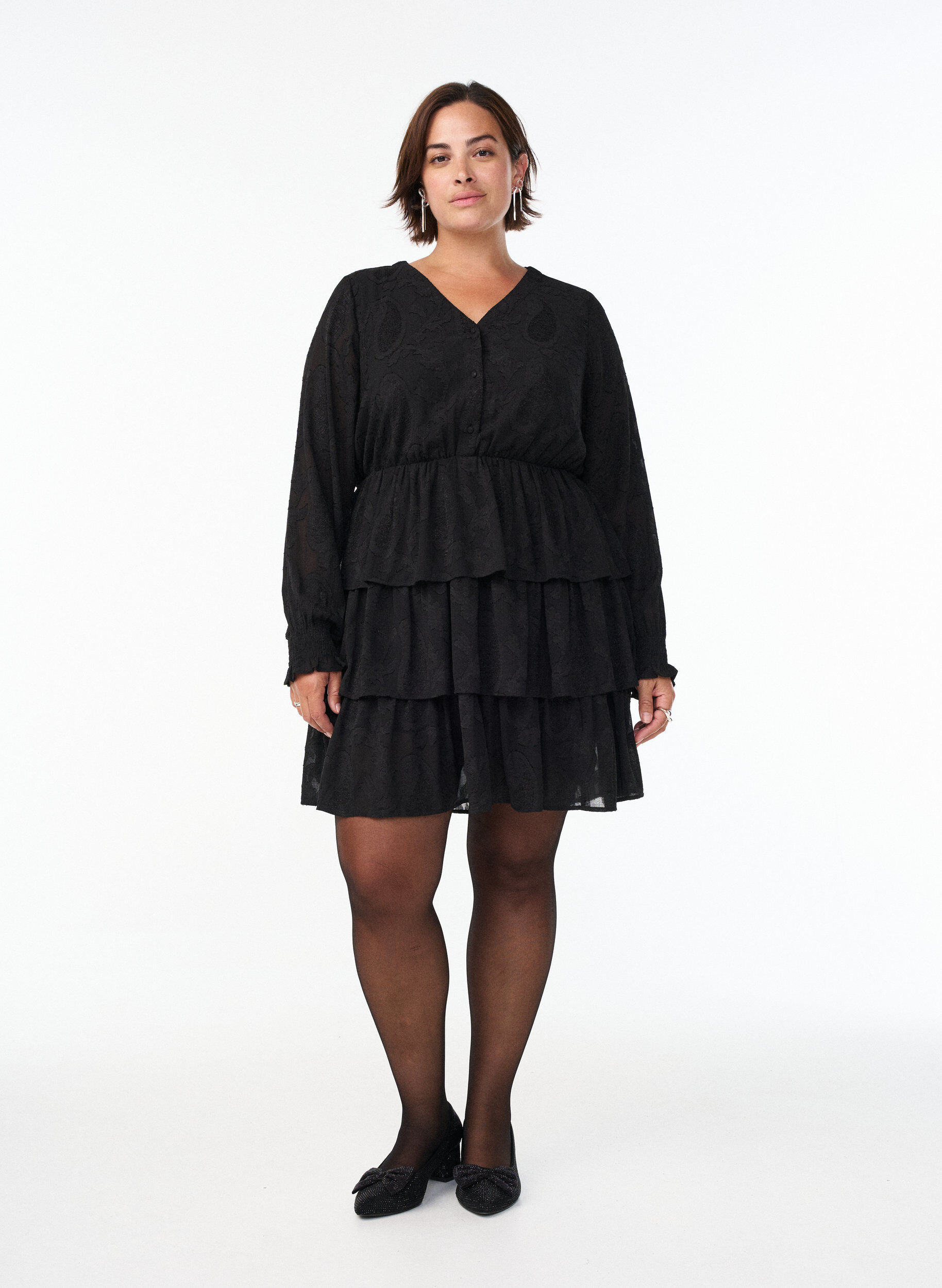 Zizzi Kurzes Kleid mit R&uuml;schen und Strukturmuster, Schwarz, Model image number 1