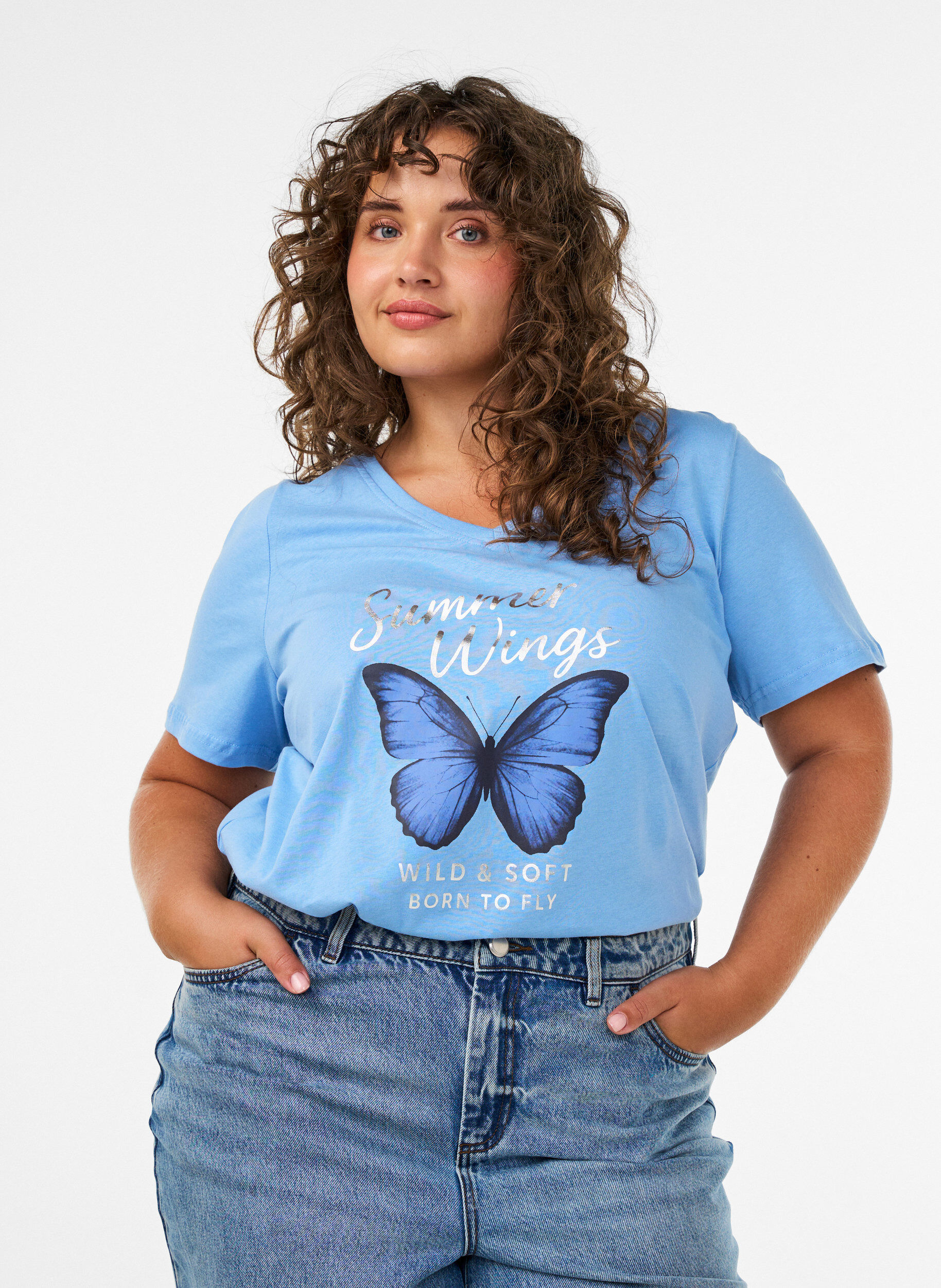 T-Shirt aus Baumwolle mit Frontprint und V-Ausschnitt, Blau, Model