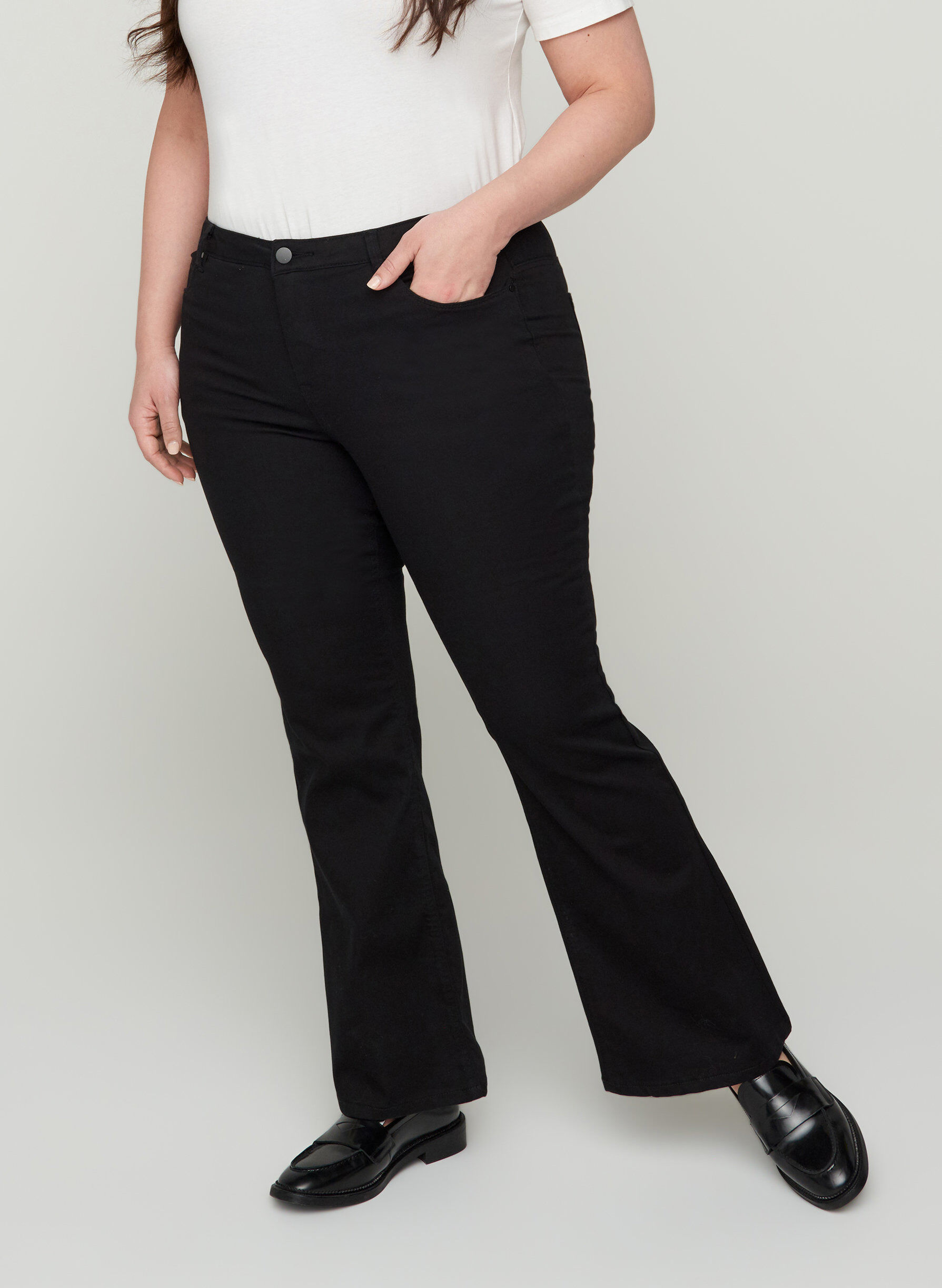 Zizzi Ellen Bootcut Jeans mit hoher Taille, Black, Model image number 2