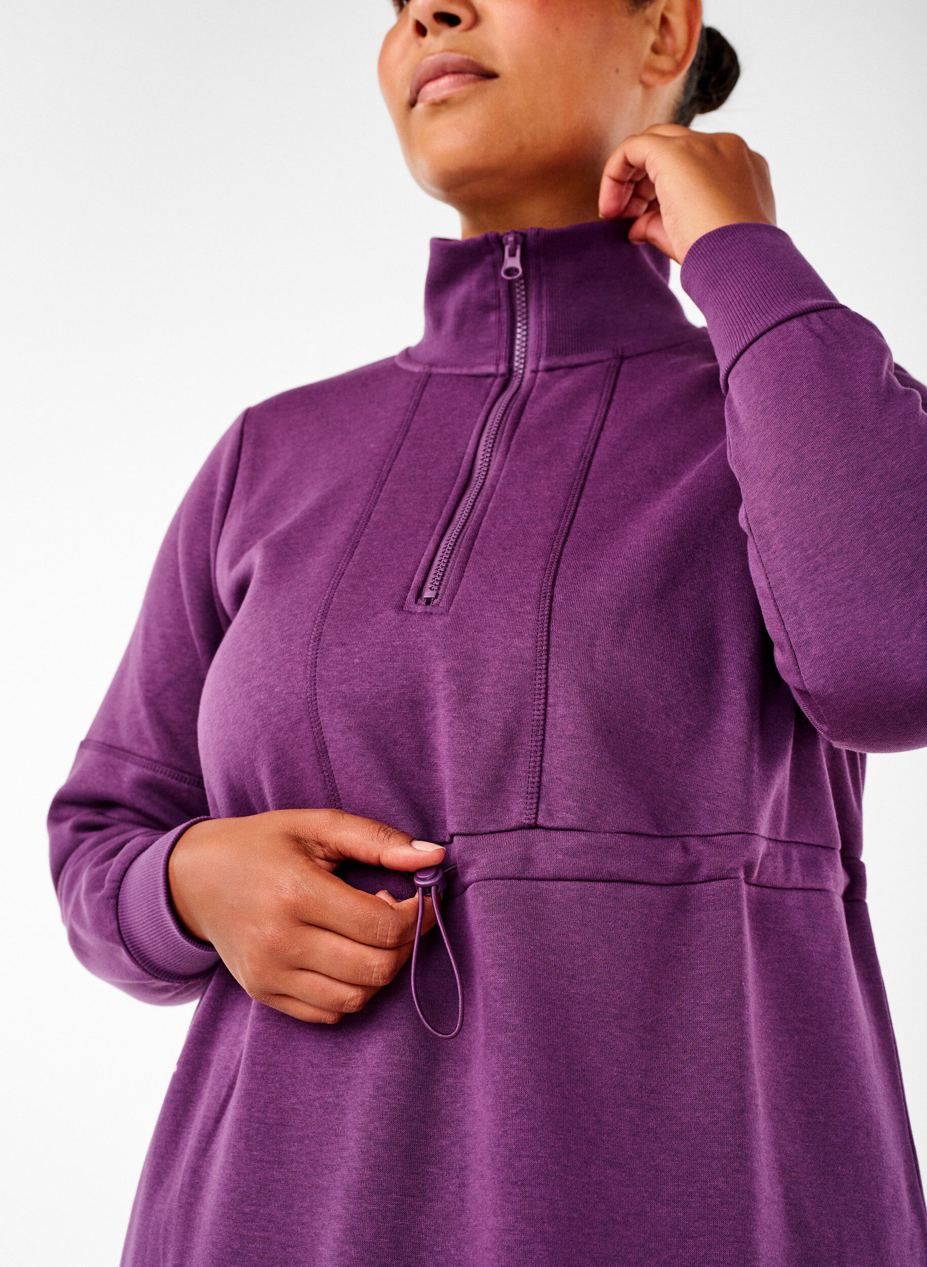 Zizzi Kurzes Sweatshirtkleid mit Stehkragen und verstellbarer Taille, Deep Purple, Model image number 2