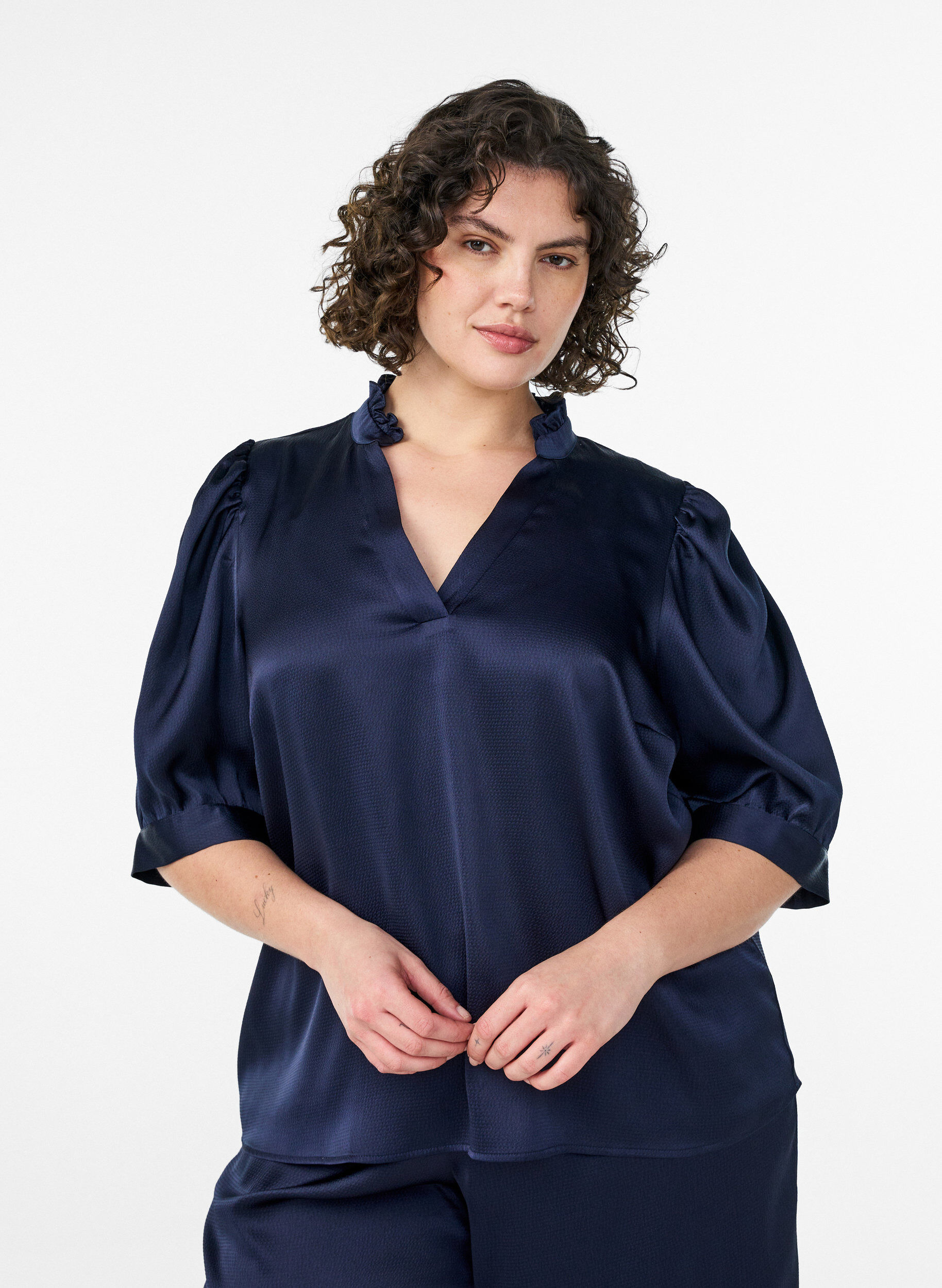 Bluse in Satin-Optik mit 1/2-&Auml;rmeln und R&uuml;schenkragen, Blau, Model