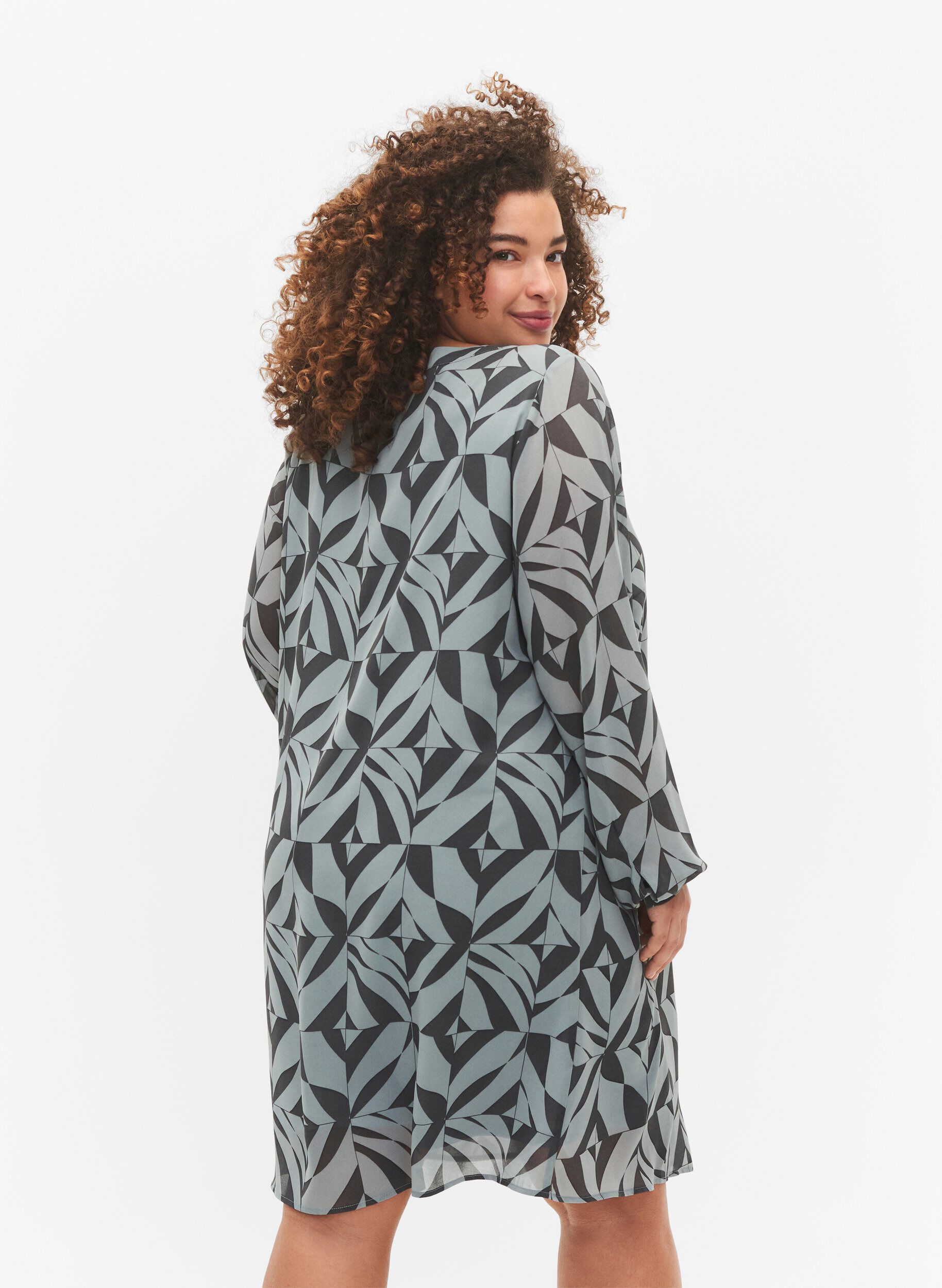 Zizzi Lang&auml;rmliges Kleid mit V-Ausschnitt, Graphic Leaf, Model image number 1