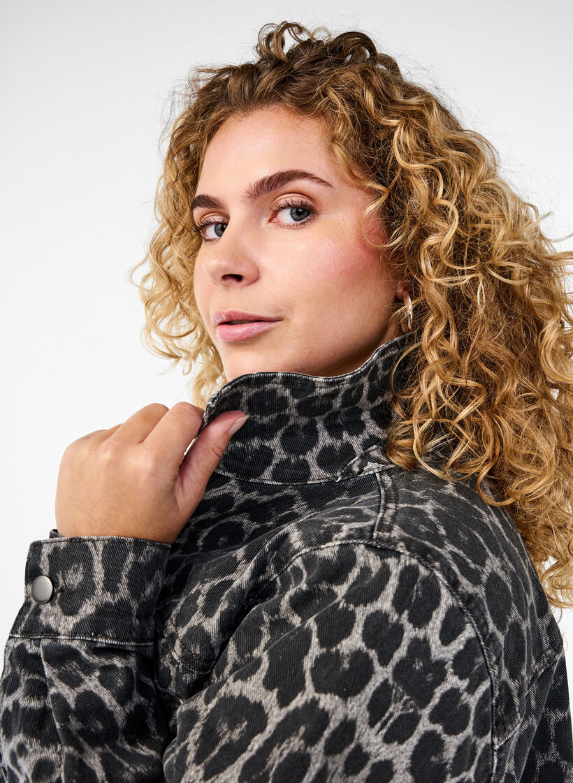 Jeanshemd mit Leopardenmuster und Knöpfen, Grau, Model image number 4