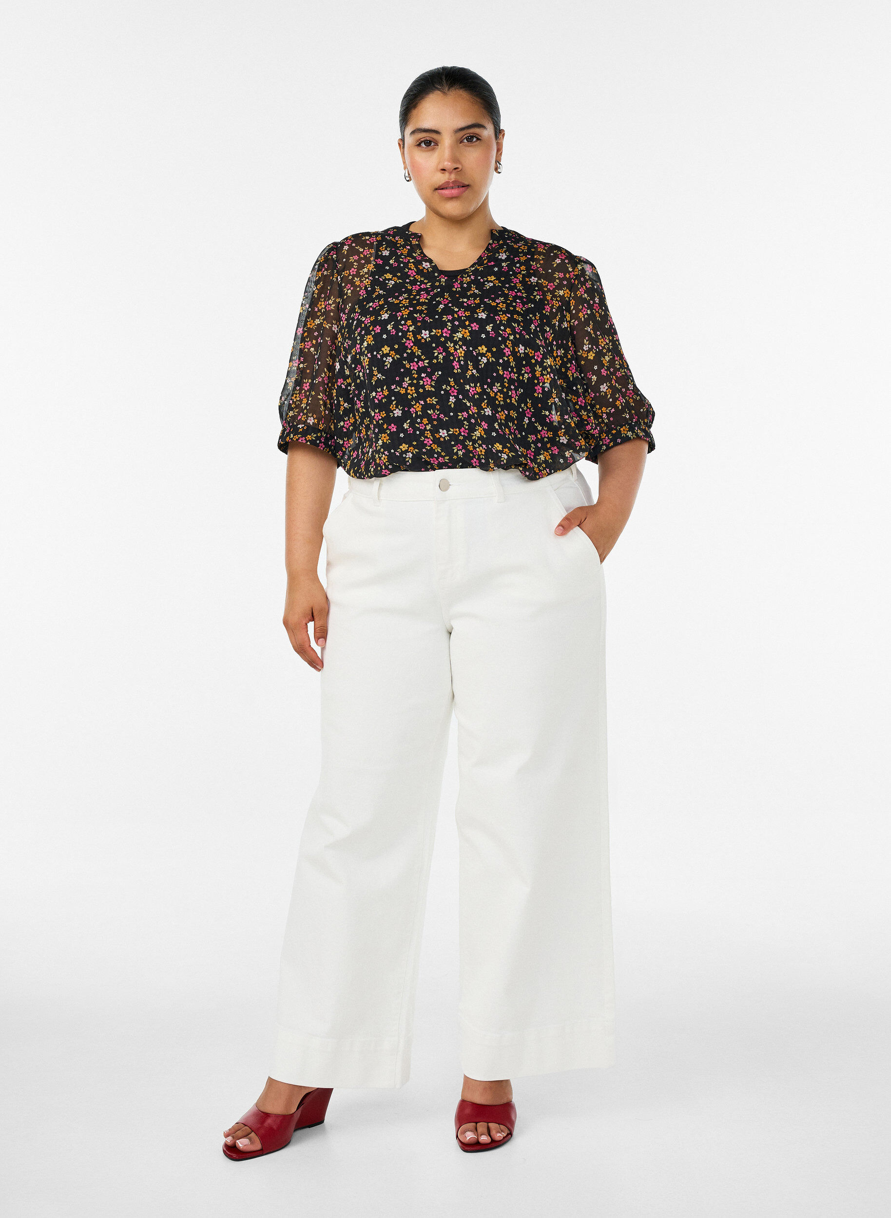 ZizziGebl&uuml;mte Bluse mit V-Ausschnitt, Schwarz, Model image number 1