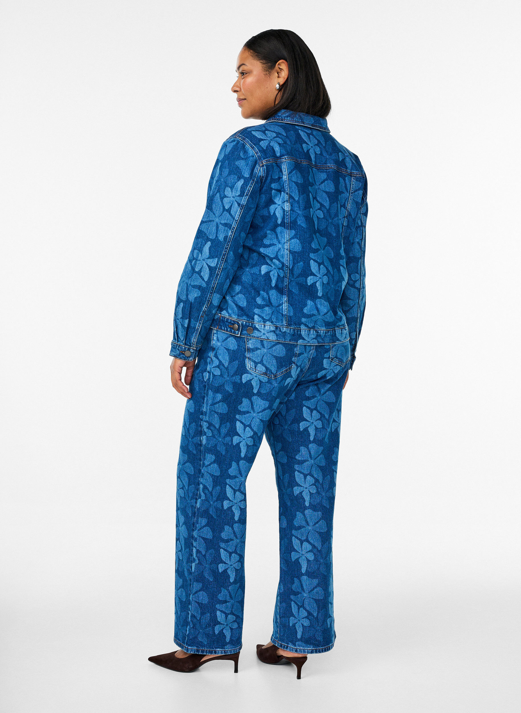 Zizzi Myra Jeans aus gebl&uuml;mtem Denim mit weiter Passform, Blau, Model image number 1