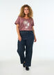 T-Shirt aus Baumwolle mit Frontprint und V-Ausschnitt, Rot, Model image number 1