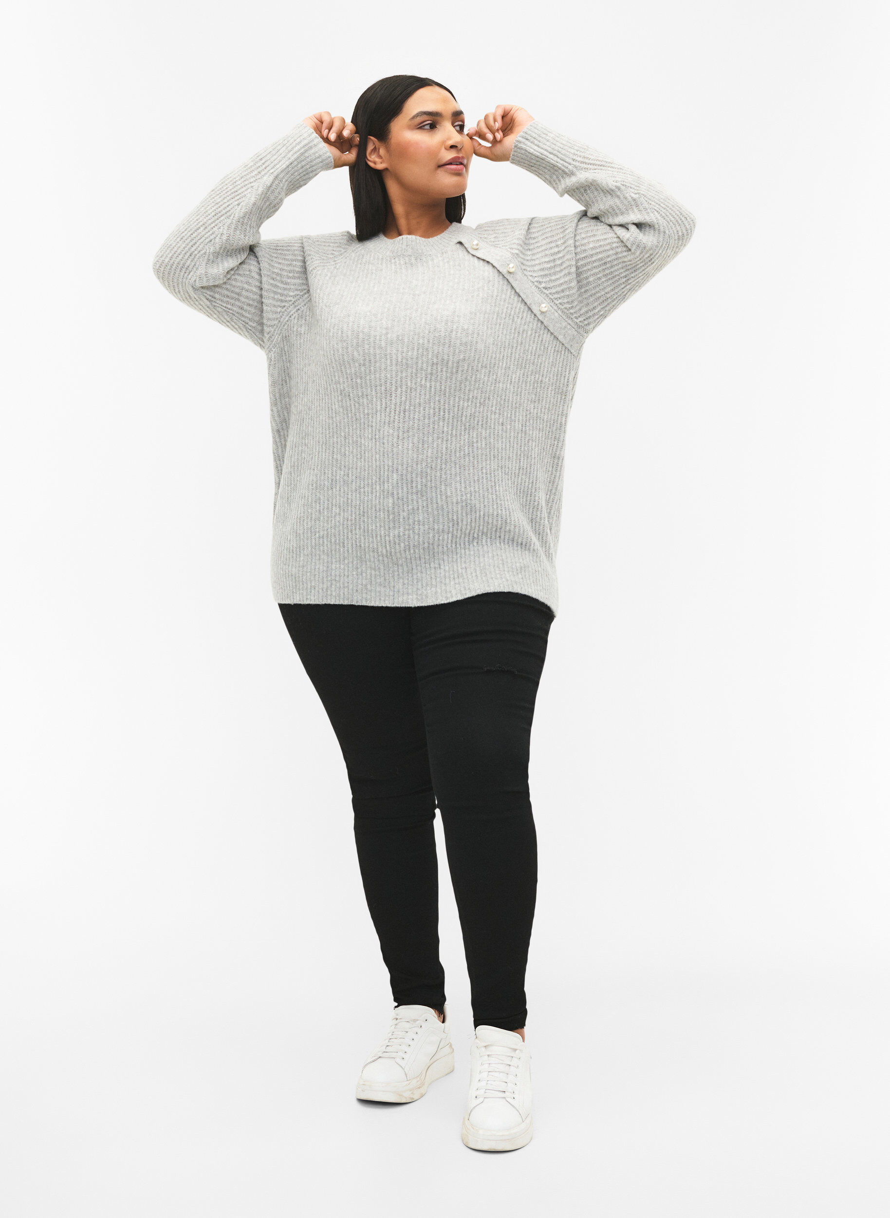 Zizzi Melange-Pullover mit perlenbesetzten Kn&ouml;pfen, Light Grey Melange, Model image number 2