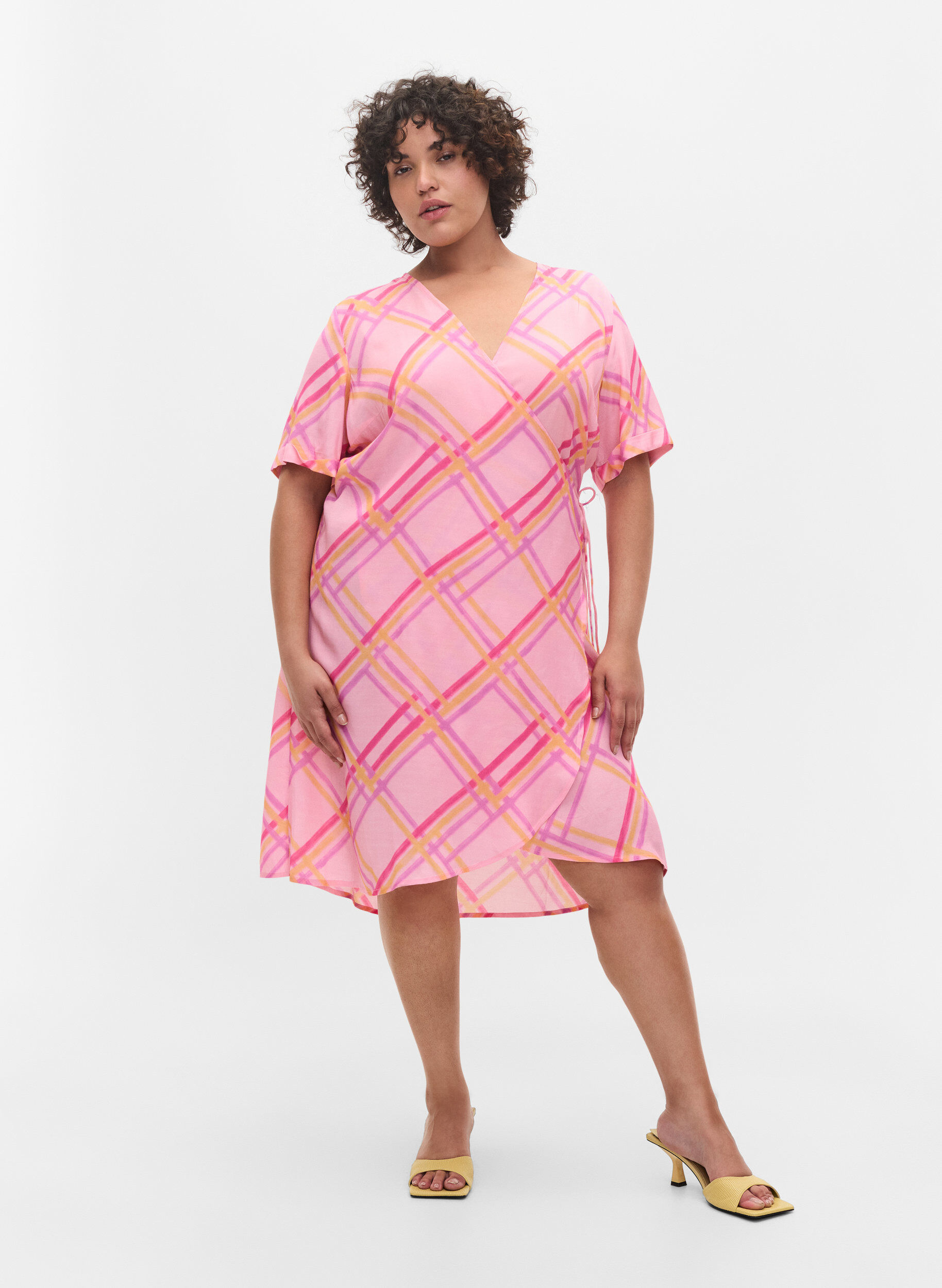 Zizzi Kariertes Kleid aus Viskose mit Wickeleffekt, Pink Check, Model image number 3