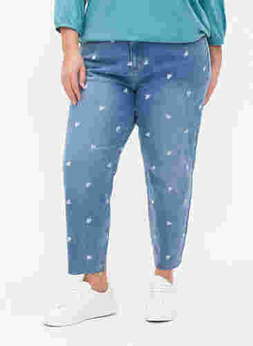 Mille Mom Fit Jeans mit Herzen, Light blue denim, Model image number 2