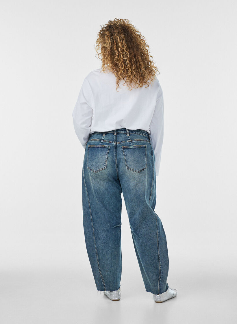 Barrel Fit Jeans mit Used-Waschung, Blau, Model