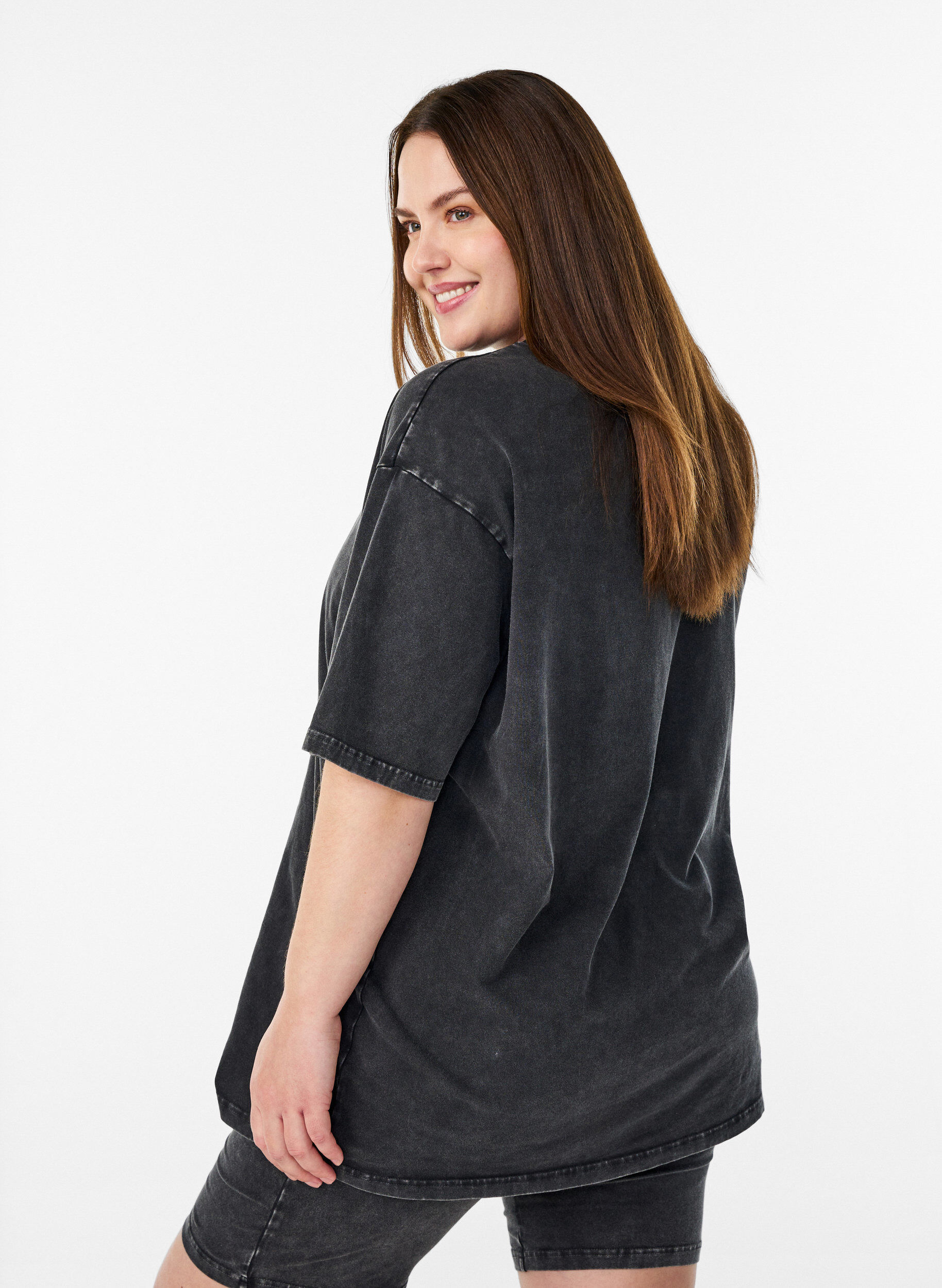 Zizzi Sportliches T-Shirt aus Baumwolle mit Washed-Effekt, Schwarz, Model image number 2