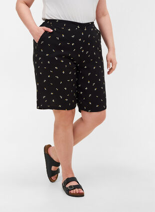 Bermuda-Shorts aus Viskose mit Print, Black AOP, Model image number 2