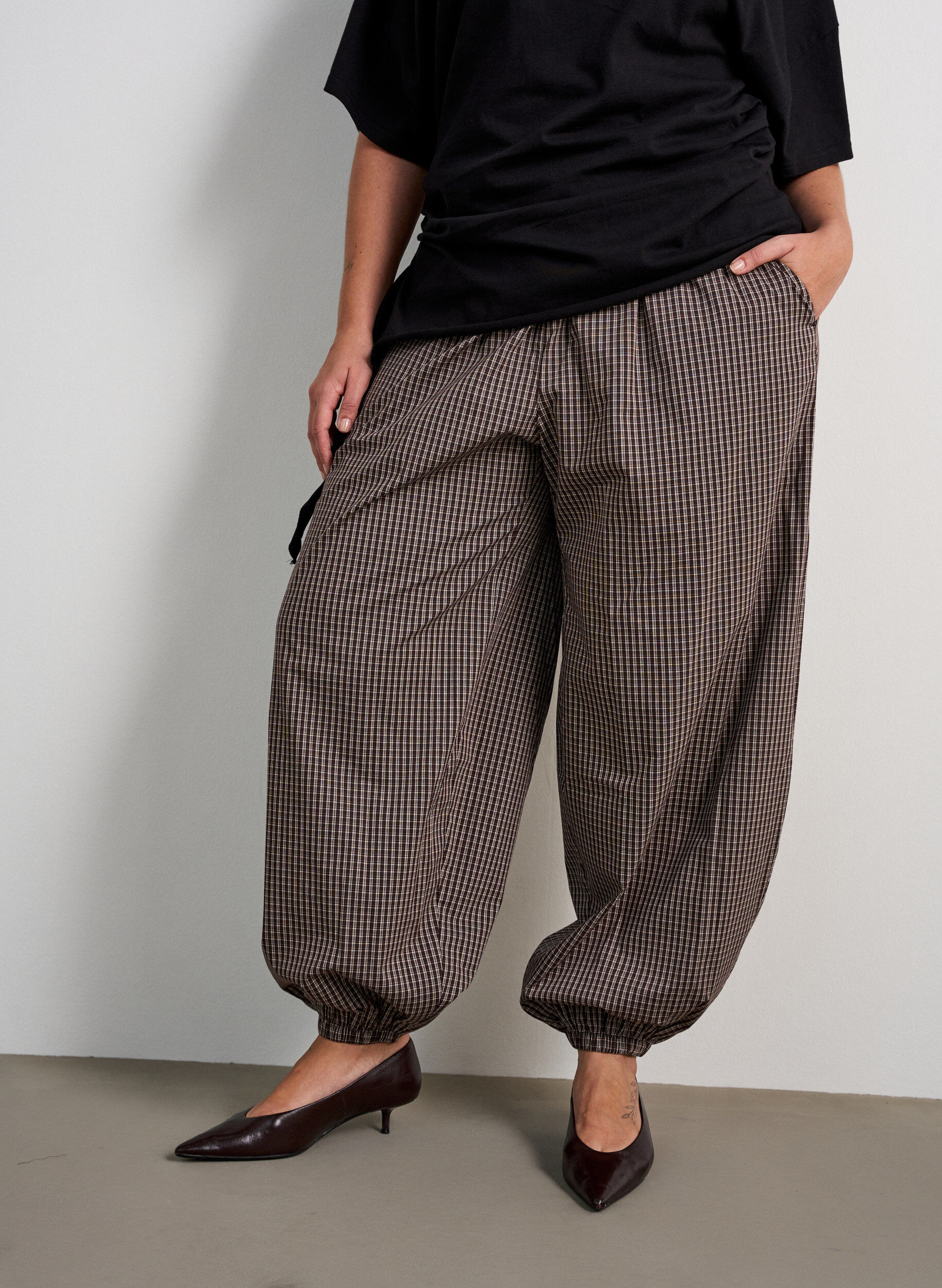 ZizziBallonhose mit hoher Taille und Allover-Muster, Braun, Model image number 2
