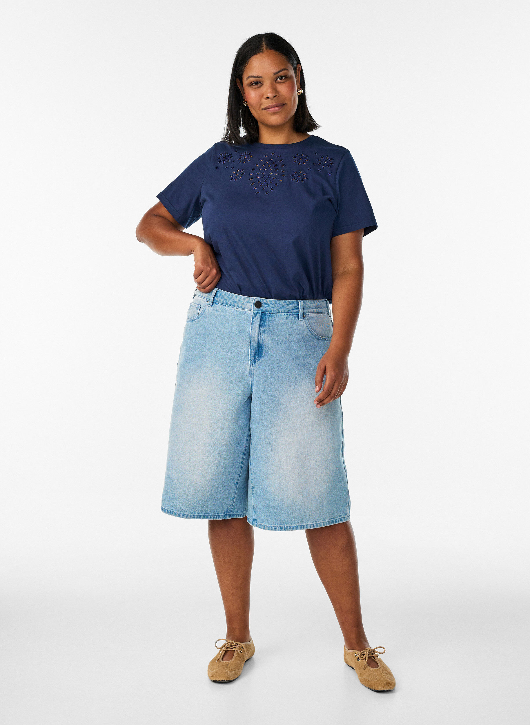ZizziT-Shirt aus Bio-Baumwolle mit Lochstickerei, Blau, Model image number 1