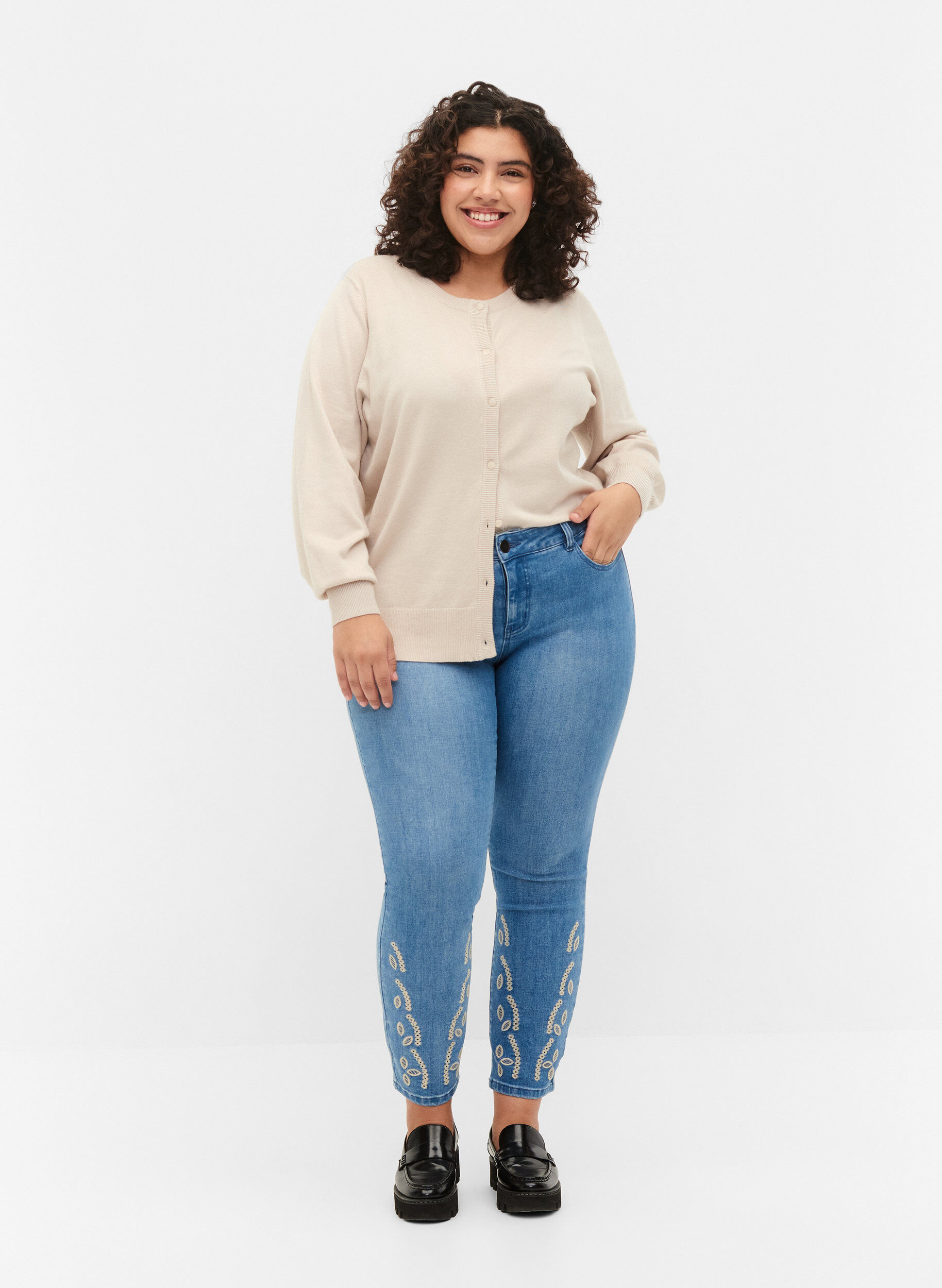 Zizzi Cropped Emily Jeans mit Stickerei, Blue denim, Model image number 0