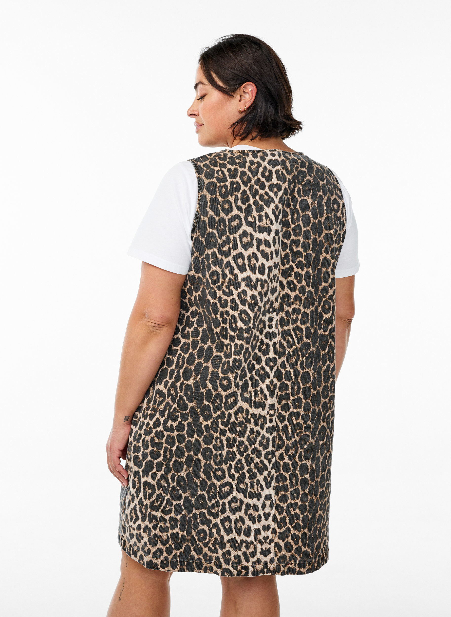 Zizzi Latzkleid mit Taschen und Leopardenmuster, Braun, Model image number 2