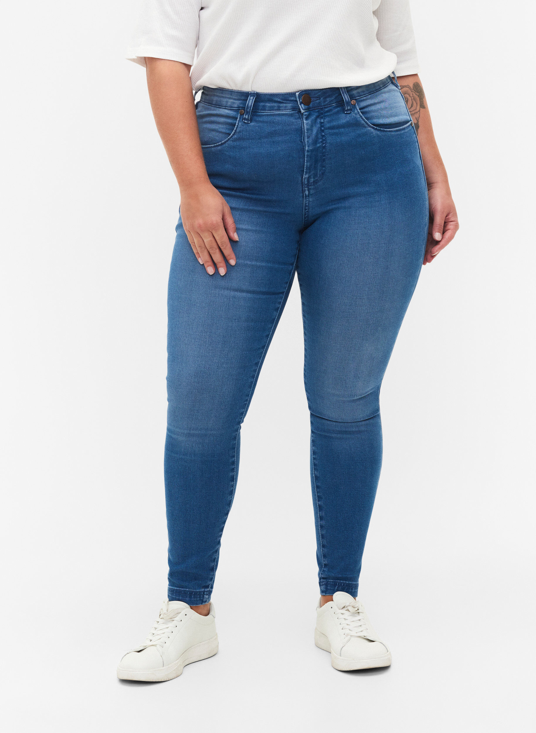 ZizziExtra schmale Amy Jeans mit hoher Taille, Light blue, Model image number 3