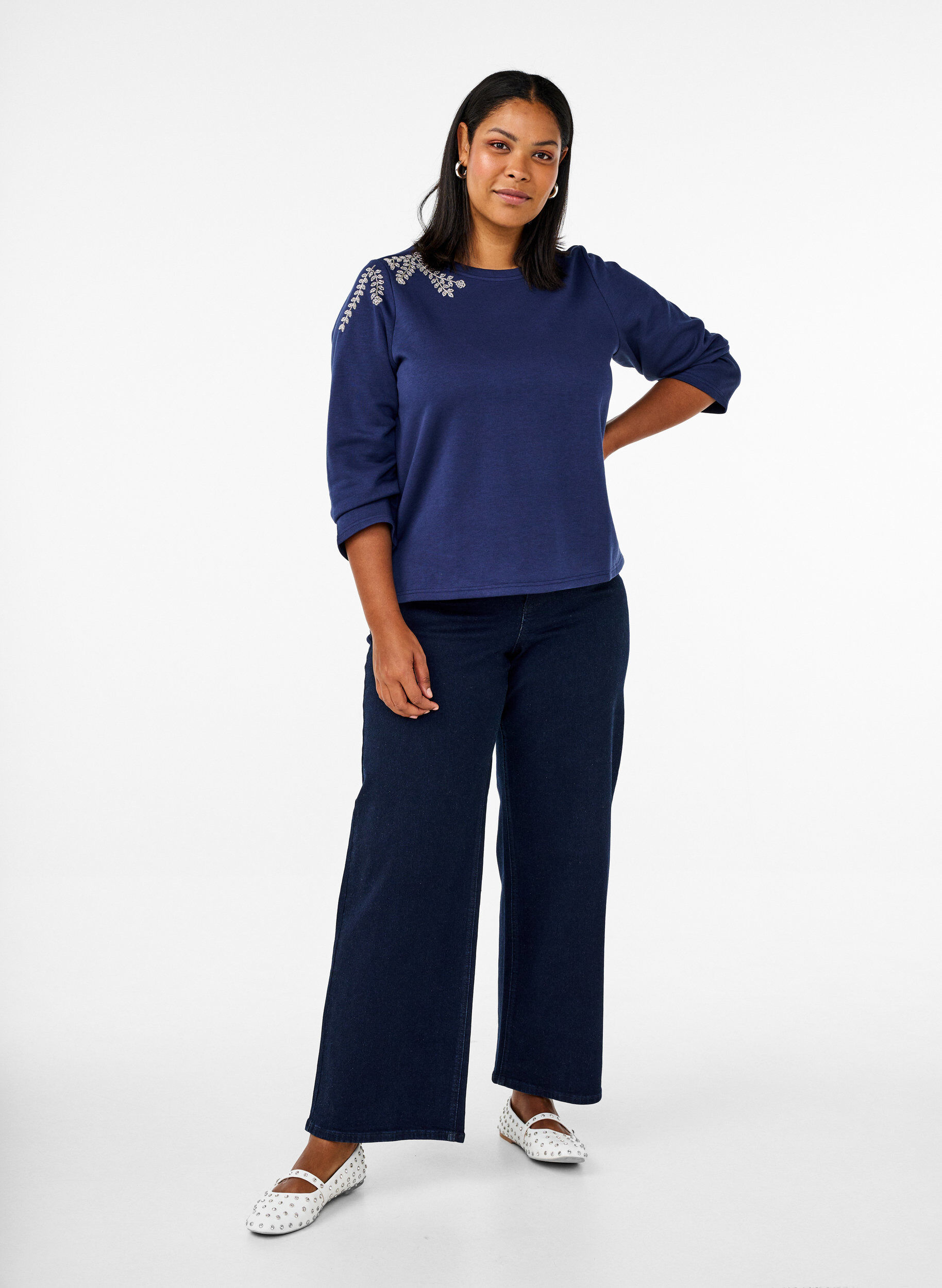 Zizzi Kurzer Sweatshirt mit Perlendetails, Blau, Model image number 1