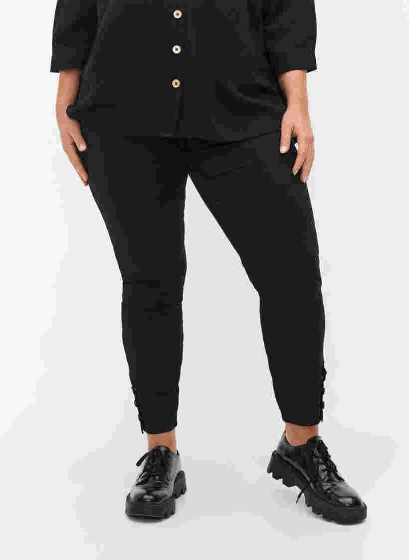 Cropped Amy Jeans mit Knöpfen, Black, Model image number 2