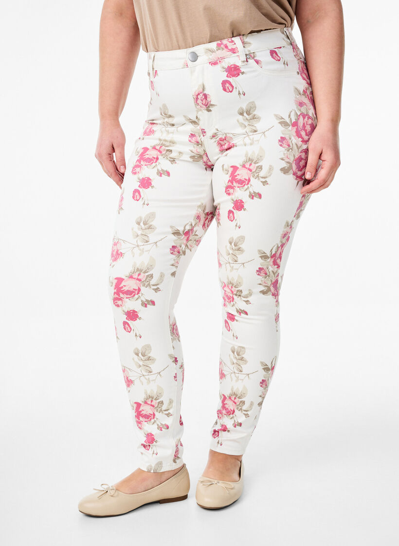 Super-schmale Amy Jeans mit Blumenprint, Vanille, Model image number 2