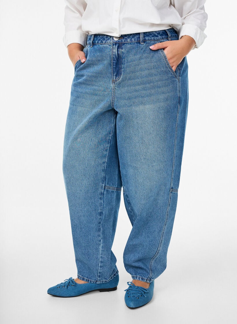 Hoch taillierte Barrel-Jeans, Blau, Model