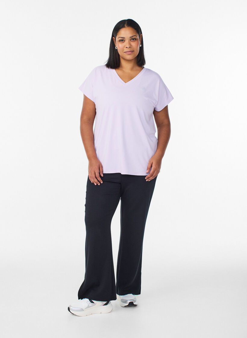 Lockeres Trainings-T-Shirt mit V-Ausschnitt, lila, Model image number 1