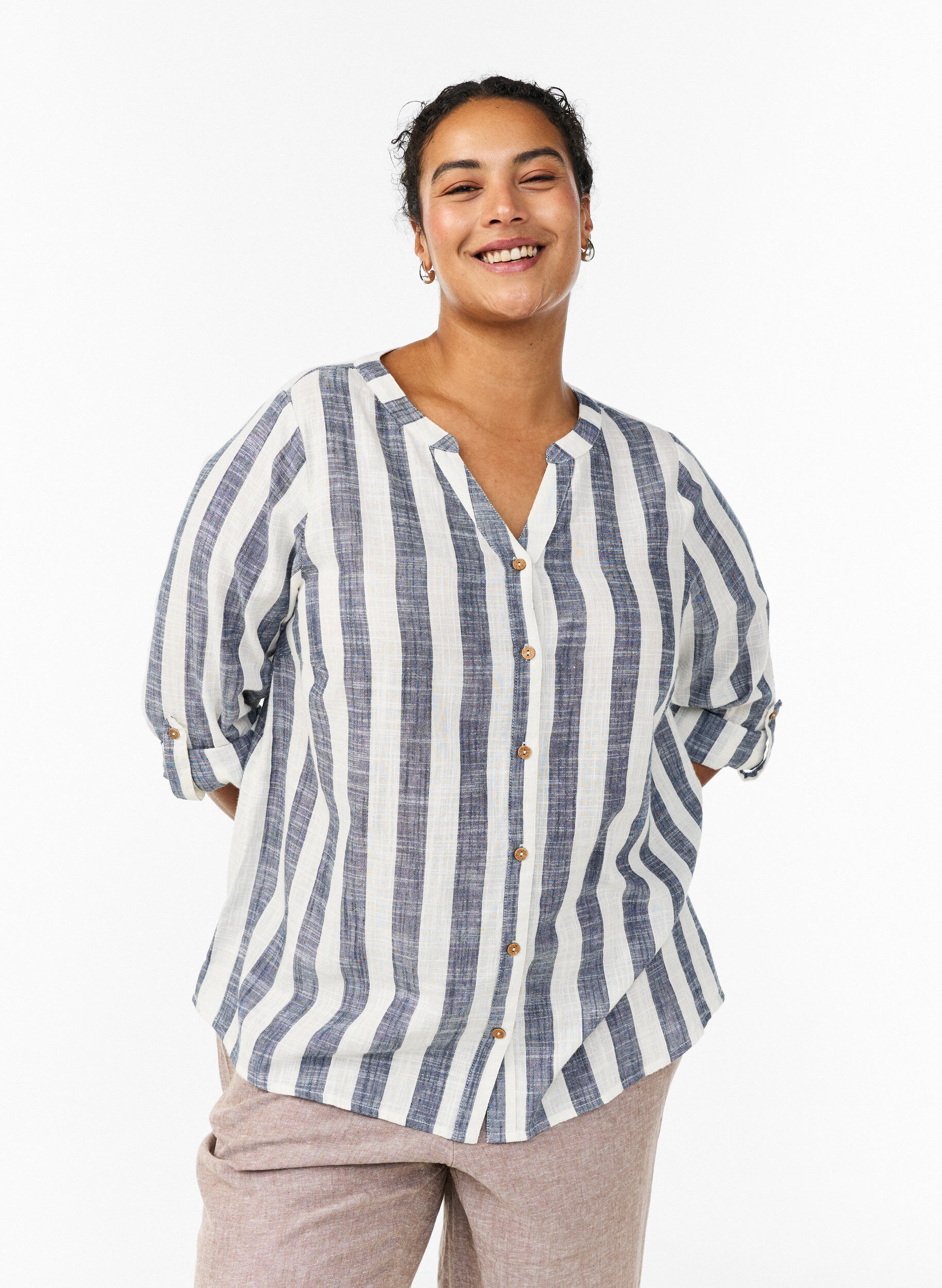 Hemdbluse aus Baumwolle mit V-Ausschnitt, Blau, Model