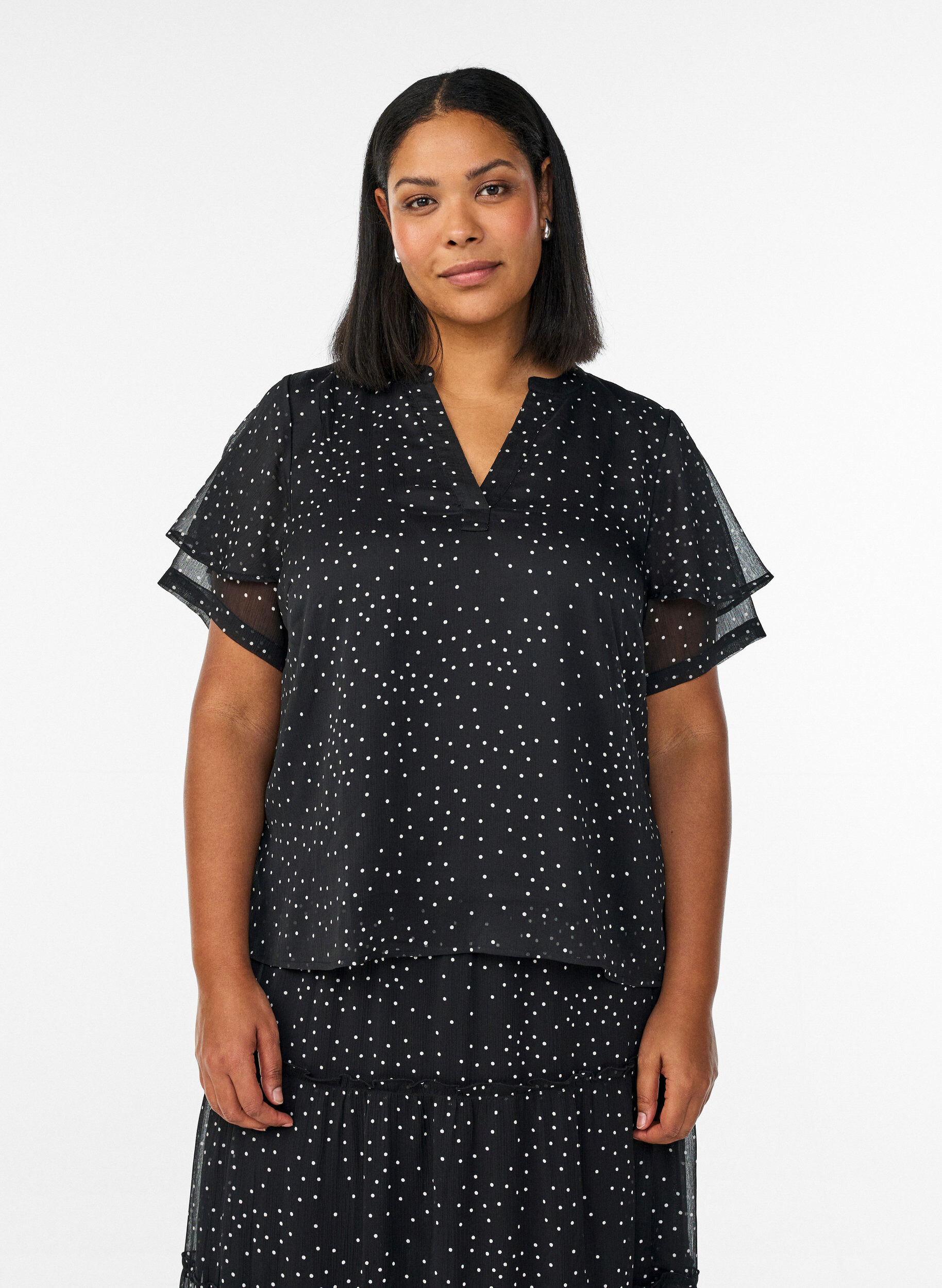 Zizzi Chiffonbluse mit Polka Dots und Volant&auml;rmeln, Schwarz, Model image number 0
