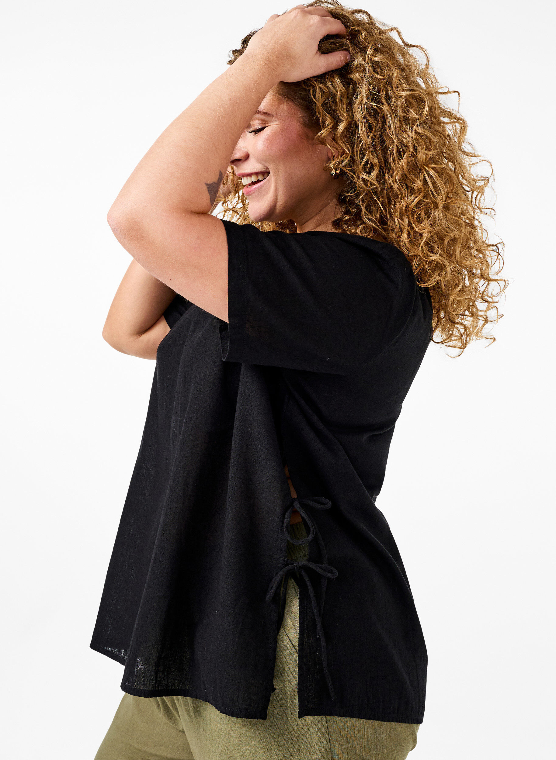 Zizzi Kurz&auml;rmlige Bluse aus Baumwoll-Mix mit Leinen und Spitzendetail, Black, Model image number 2