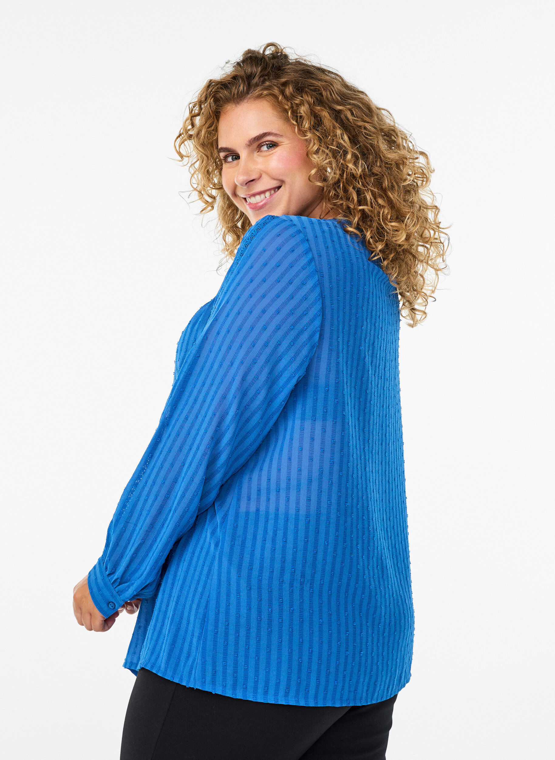 Zizzi Bluse mit strukturiertem Punktemuster und Stickereidetails, Blau, Model image number 2