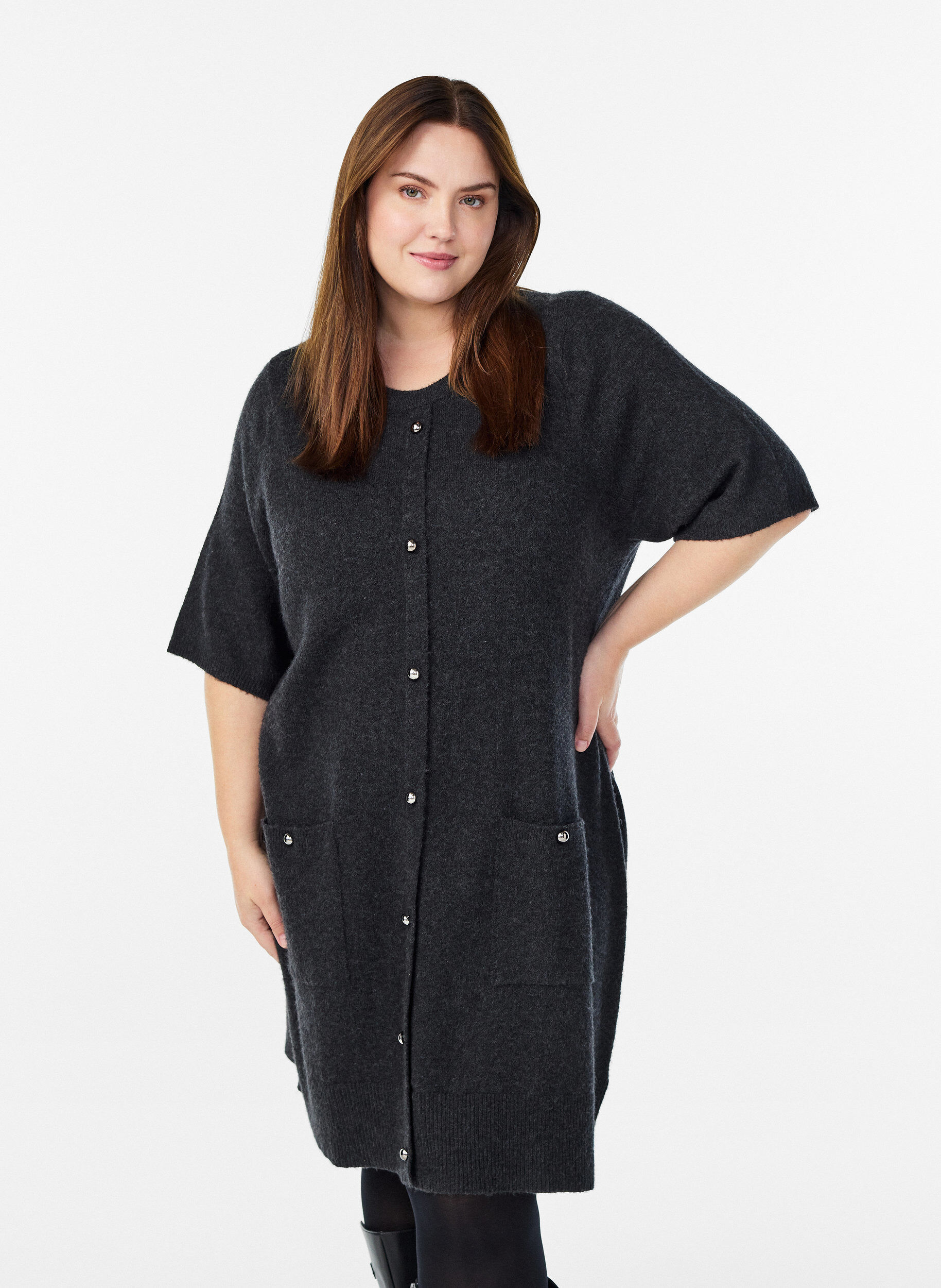 Kurzes Strickkleid mit kurzen &Auml;rmeln und Kugelkn&ouml;pfen, Grau, Model