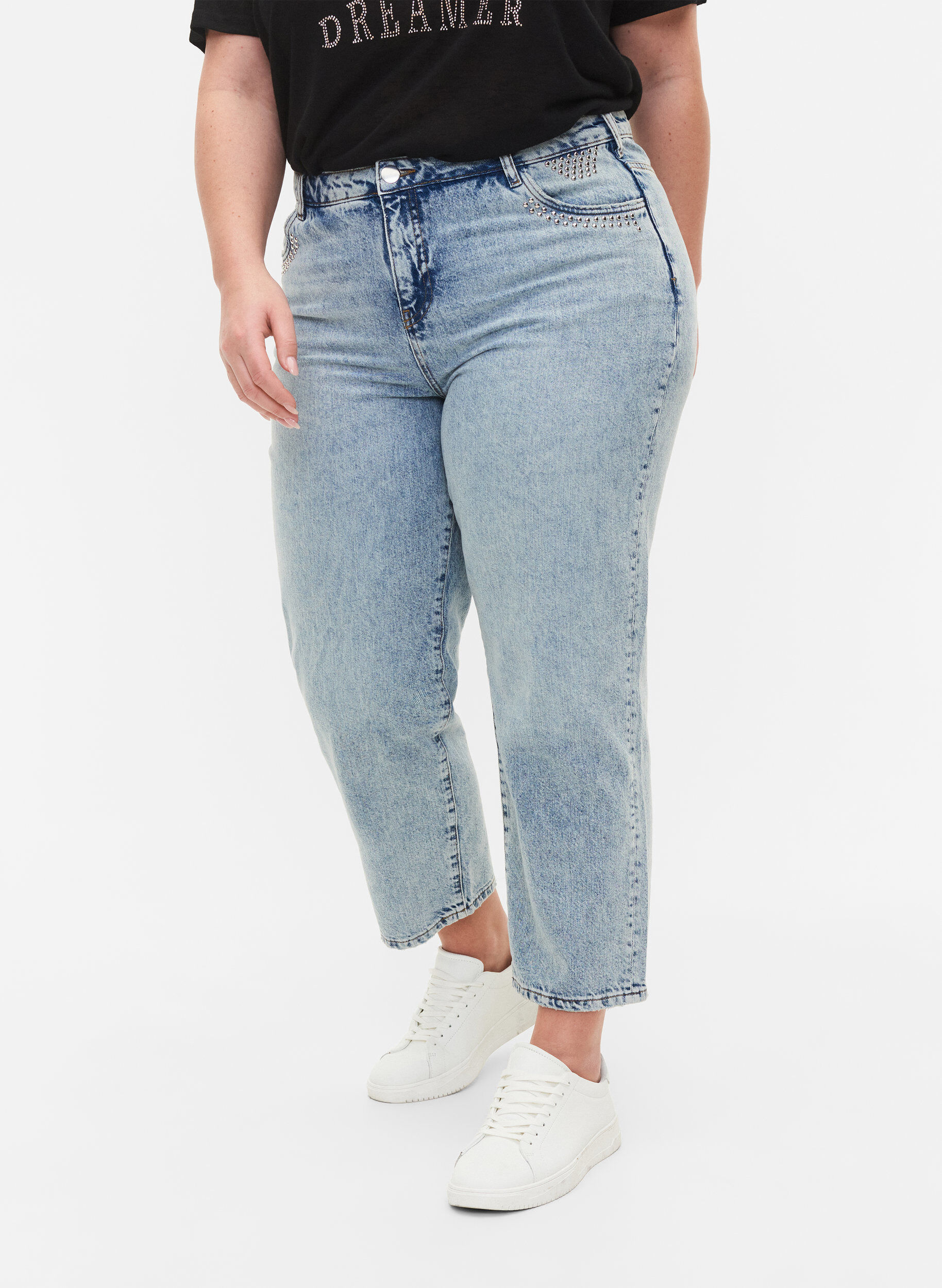 Zizzi Cropped Vera Jeans mit Nieten, Light blue denim, Model image number 2