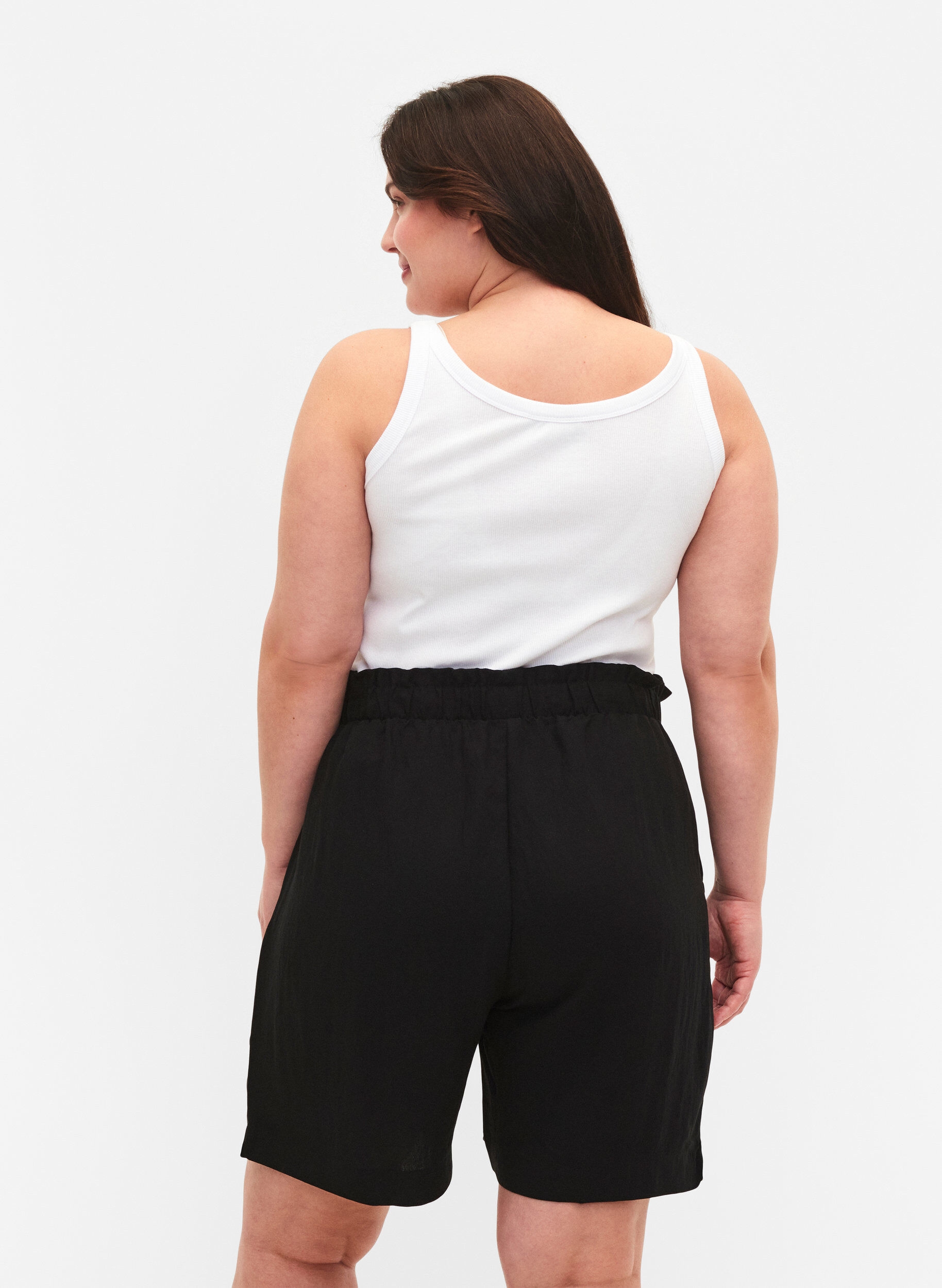 Zizzi Lockere kurze Hose aus Viskose, Black, Model image number 1
