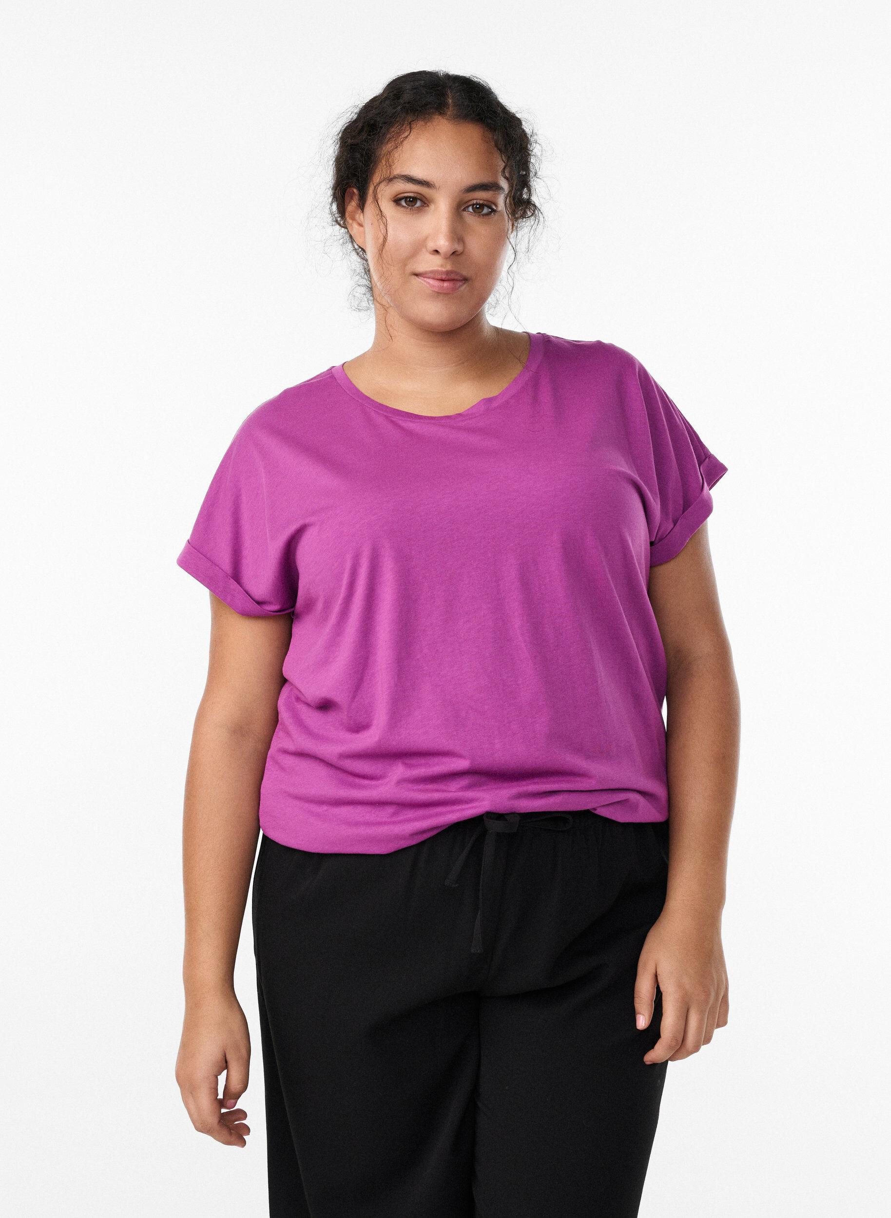 Kurz&auml;rmeliges T-Shirt aus einer Baumwollmischung, Lila, Model
