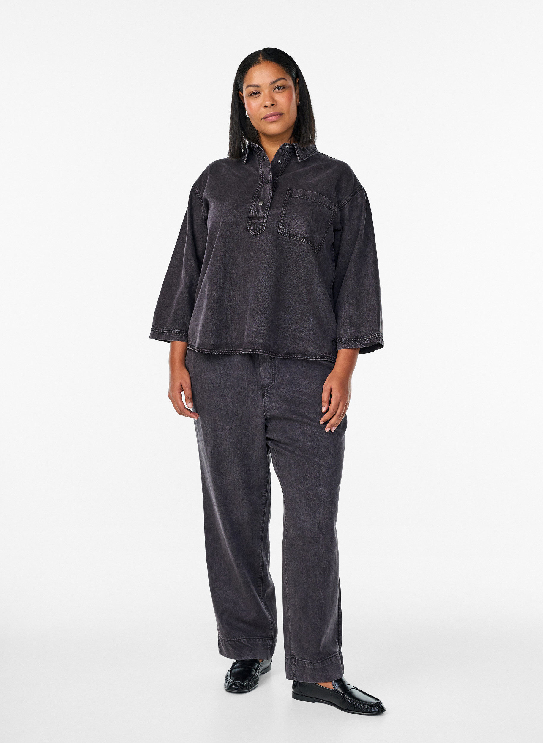 Weite Jeans mit elastischem Bund, Grau, Model