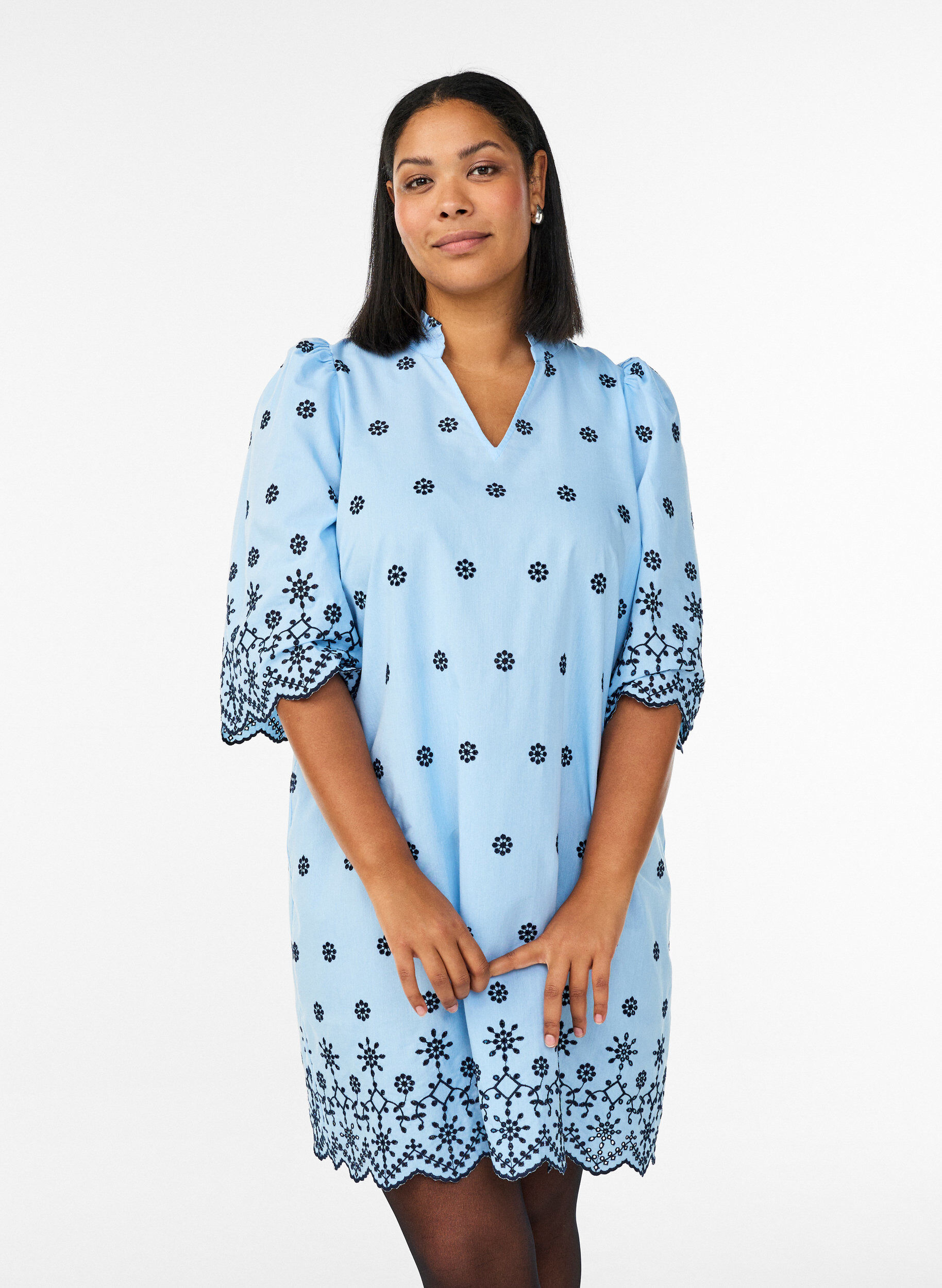 Zizzi Kurzes Kleid mit Stickerei und 3/4-&Auml;rmeln, Blau, Model image number 0