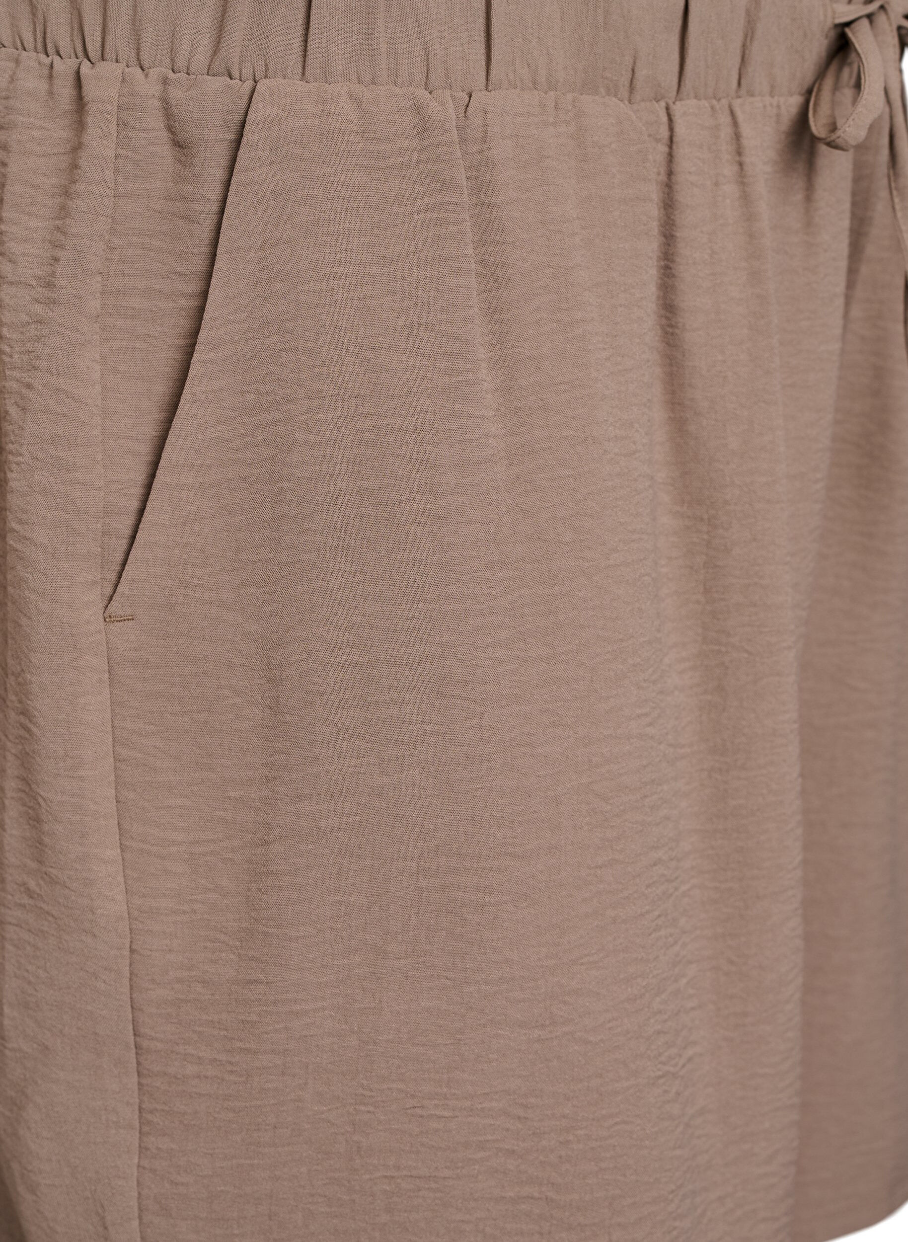 Zizzi Kurze Hose mit Taschen und elastischem Bund., Braun, Packshot image number 2