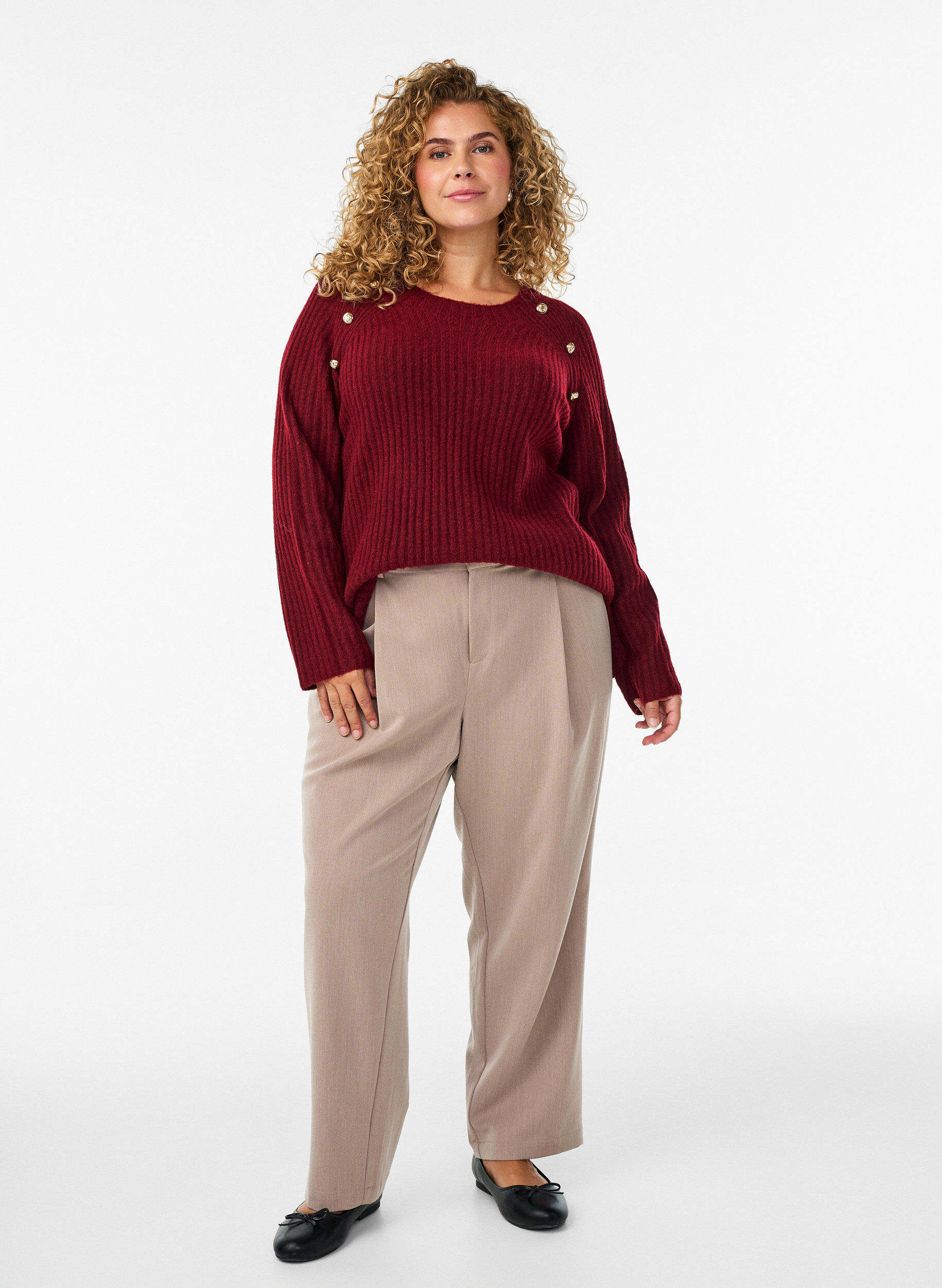 Zizzi Pullover aus Rippstrick mit Zierkn&ouml;pfen, Rot, Model image number 1