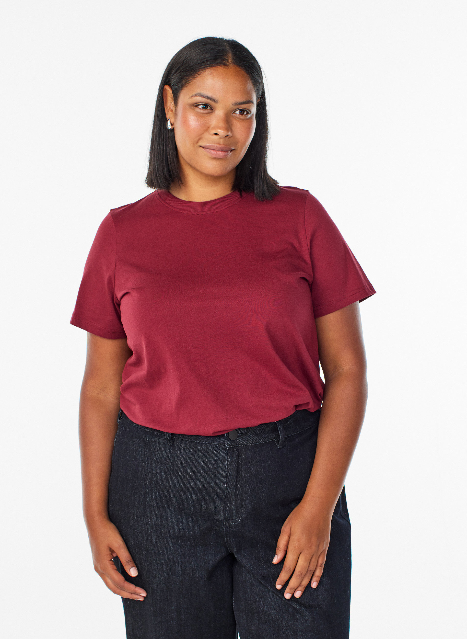 Basic-T-Shirt aus Baumwolle mit Rundhalsausschnitt, Dunkles Bordeaux, Model