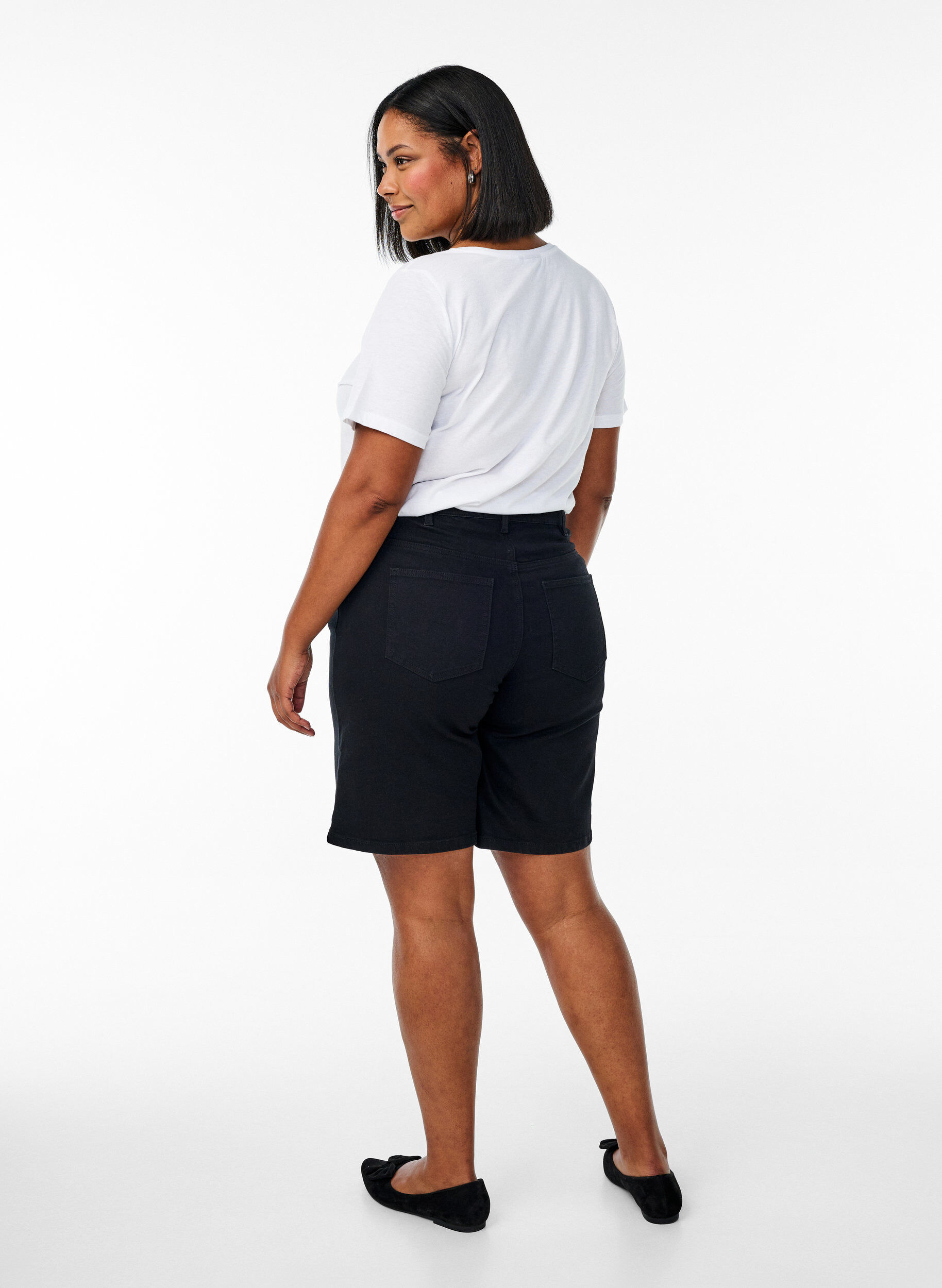 ZizziLocker sitzende Jeansshorts mit hoher Taille, Schwarz, Model image number 2