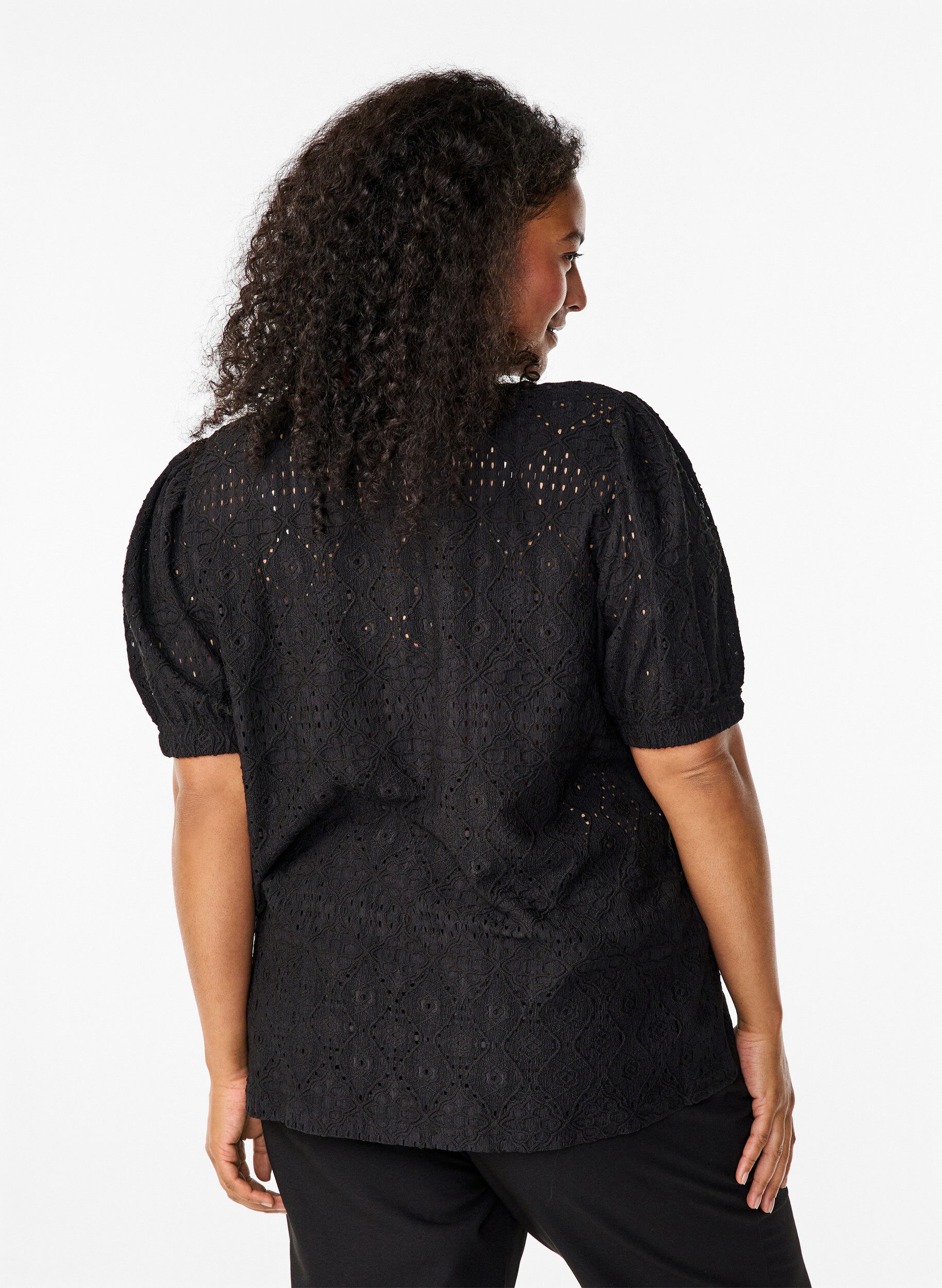 Zizzi  Kurz&auml;rmelige Bluse mit Lochmuster, Black, Model image number 1