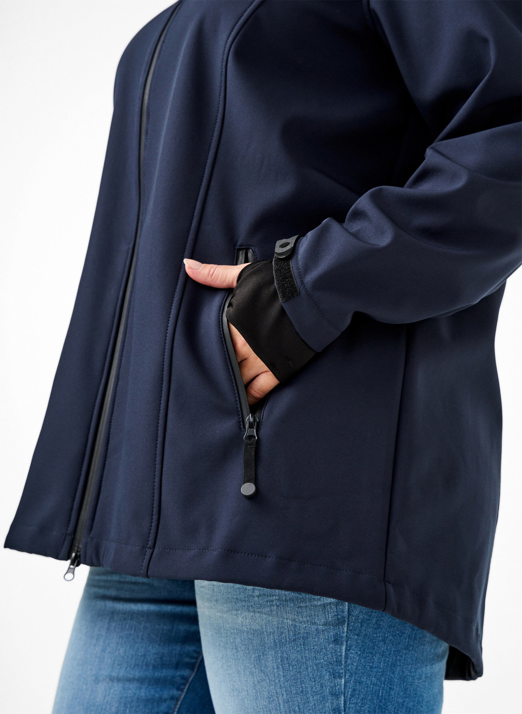 Zizzi Softshelljacke aus kurzem Schnitt mit abnehmbarer Kapuze, Blau, Model image number 3
