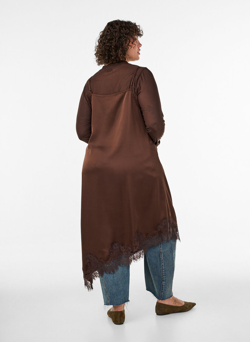 Kleid aus Satin mit Spitze und asymmetrischem Saum, Braun, Model image number 2