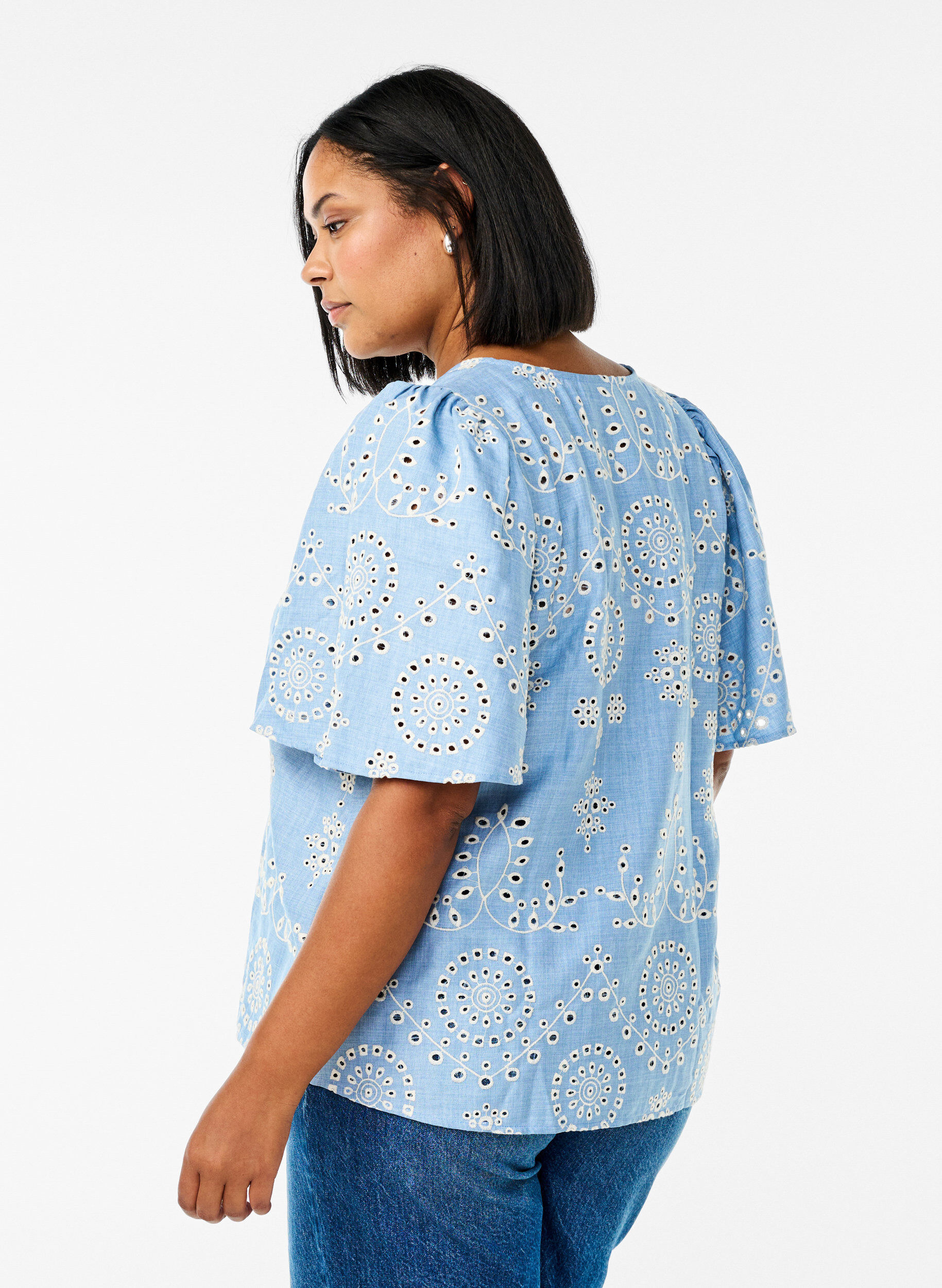 Zizzi Bluse mit Broderie-Anglaise und kurzen Puff&auml;rmeln, Blau, Model image number 2