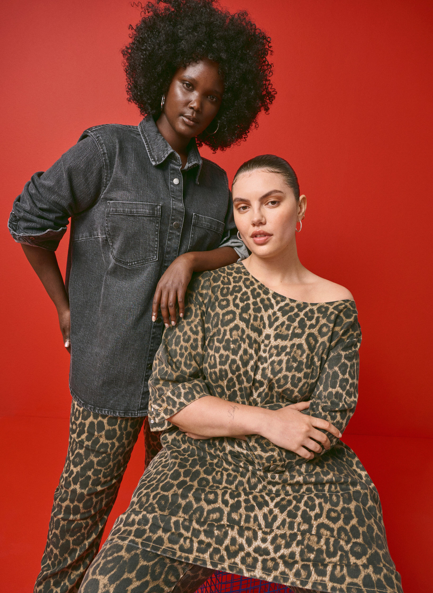 Zizzi Jeanskleid mit Leoparden-Print, Braun, Image image number 0