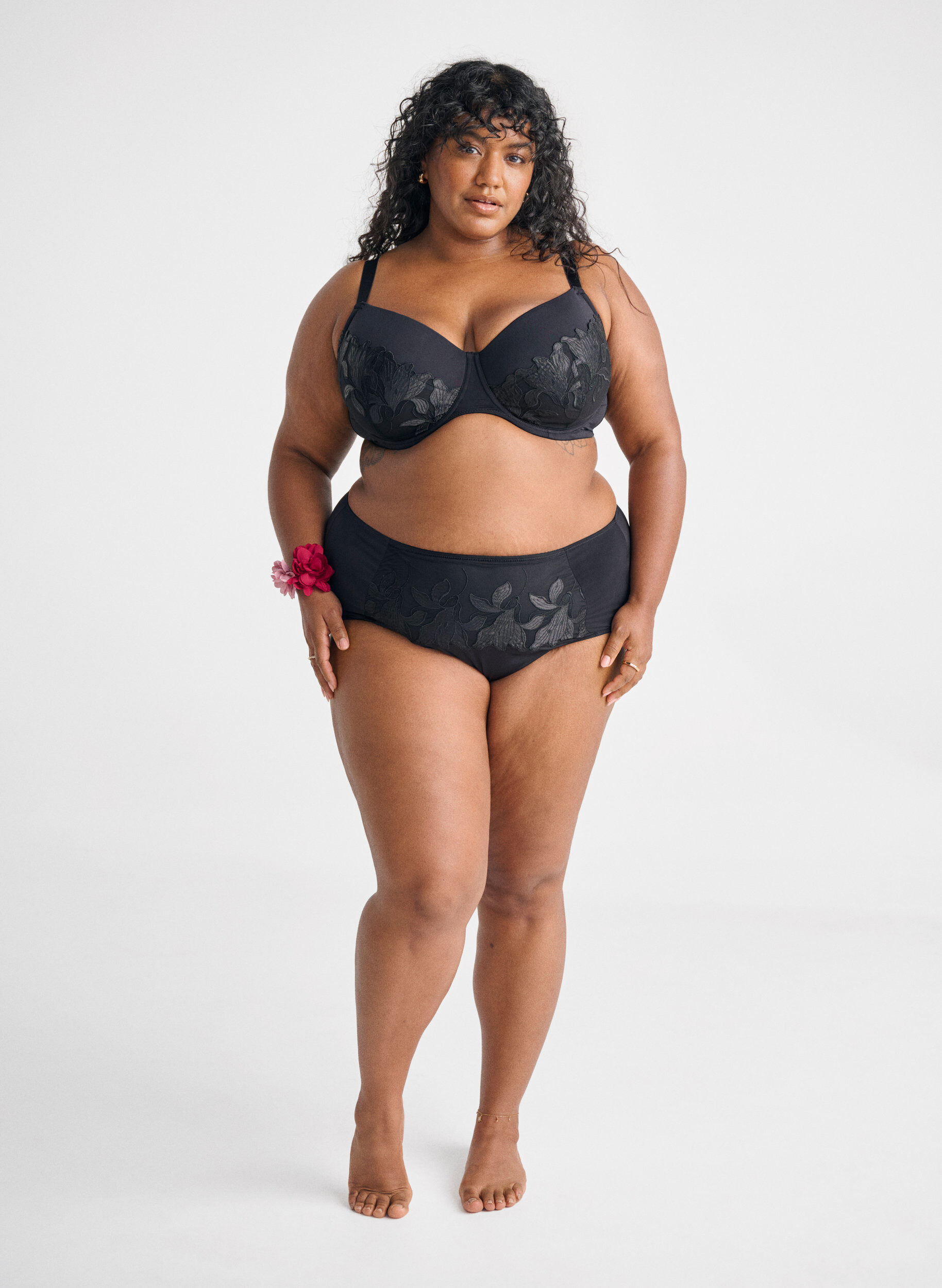 Zizzi Mikrofaser-Slip mit Blumenstickerei, Schwarz, Image image number 0