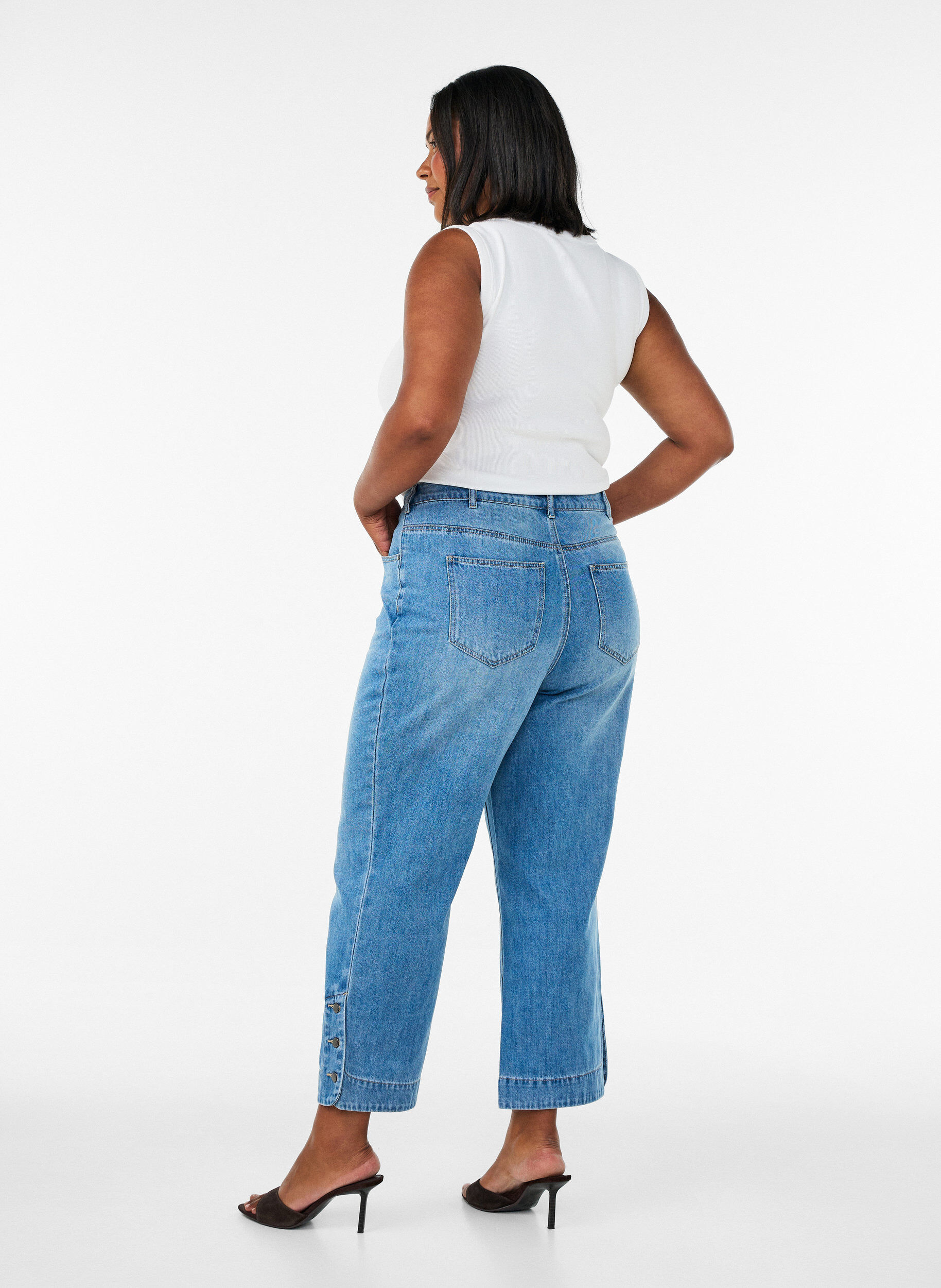 ZizziKurze Kiana Jeans mit gerader Passform und Knopfdetails, Blau, Model image number 1