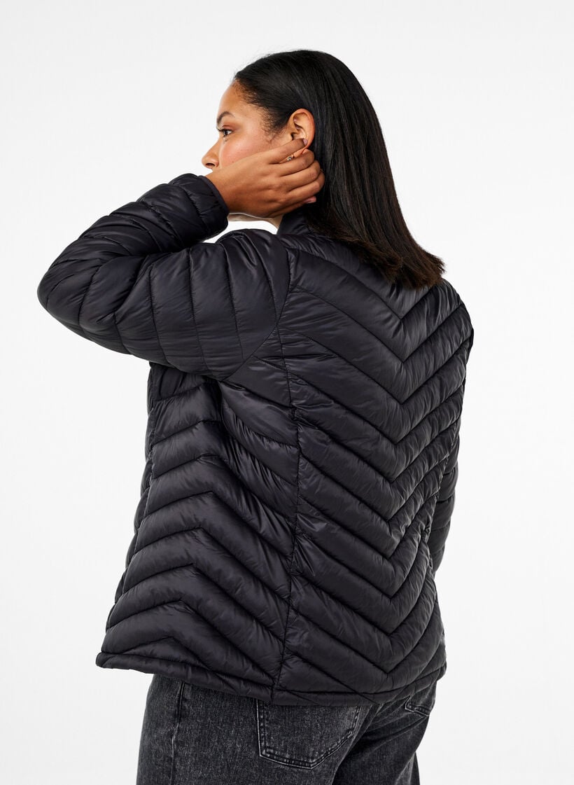 Leichte Jacke mit Taschen, Schwarz, Model