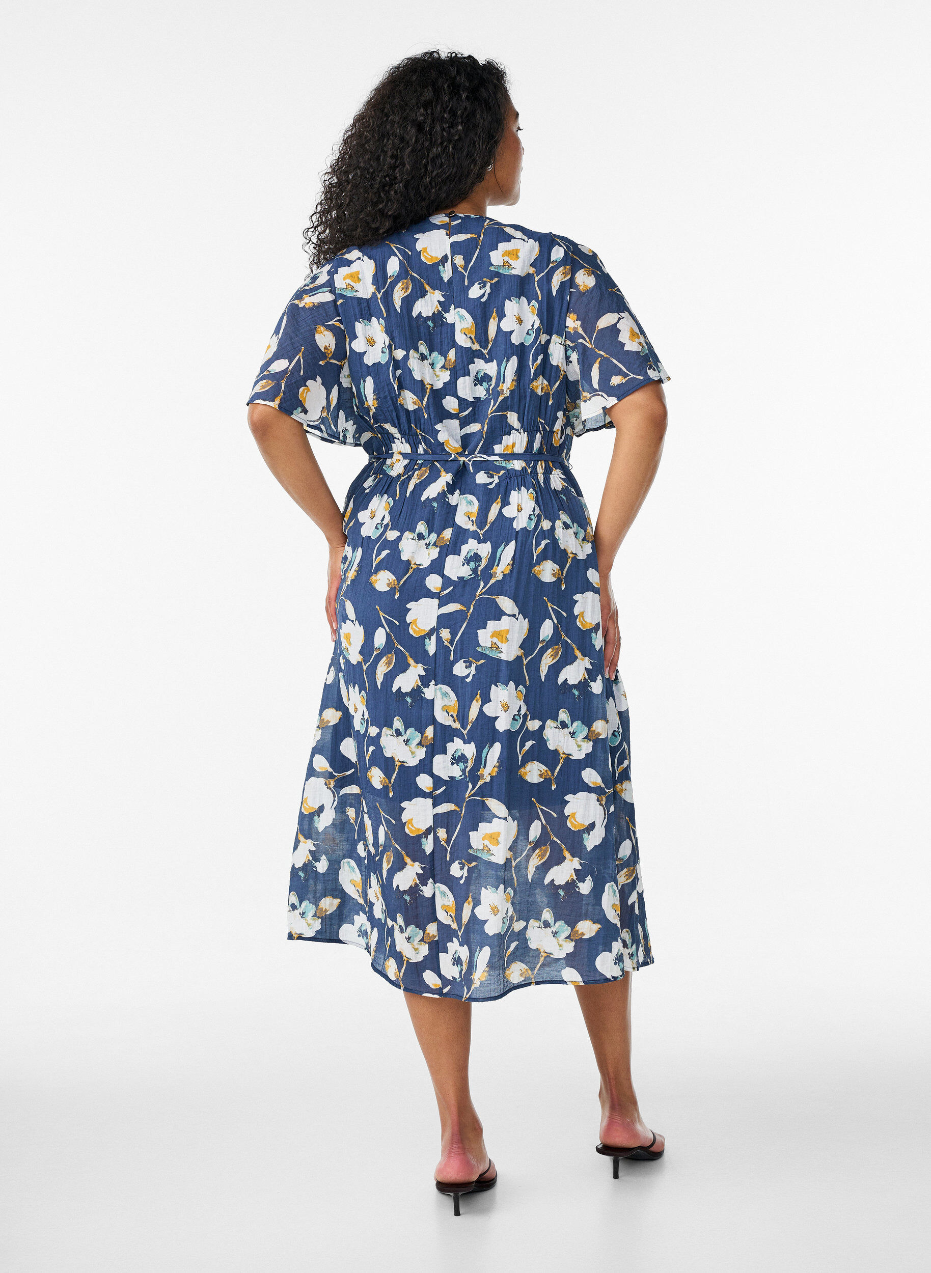 ZizziKn&ouml;chellanges Kleid mit Fl&uuml;gel&auml;rmeln und Bindeg&uuml;rtel, Blau, Model image number 1