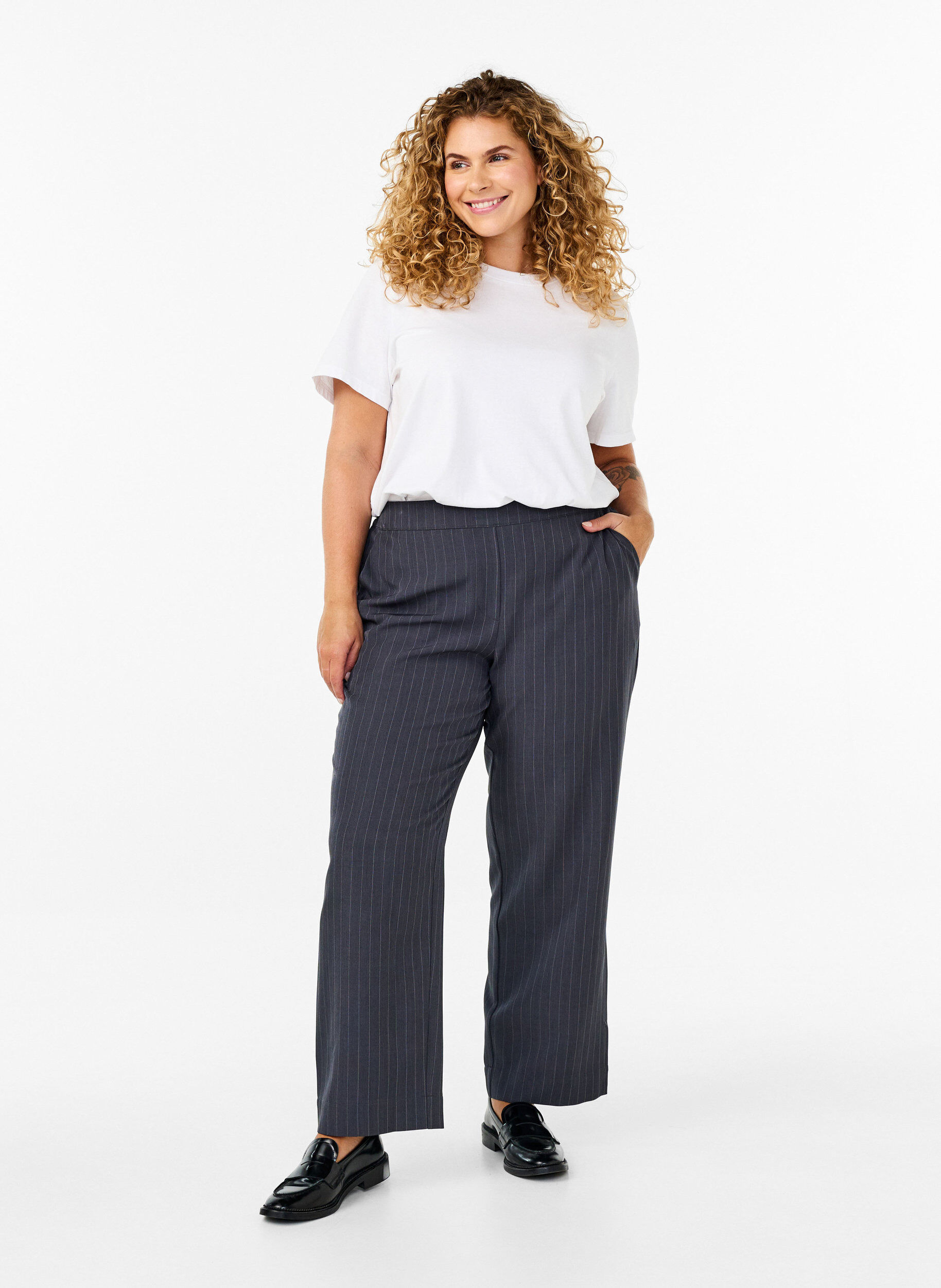 Zizzi FLASH - Lockere Hose mit Taschen, Dark Grey Mel Stripe, Model image number 0